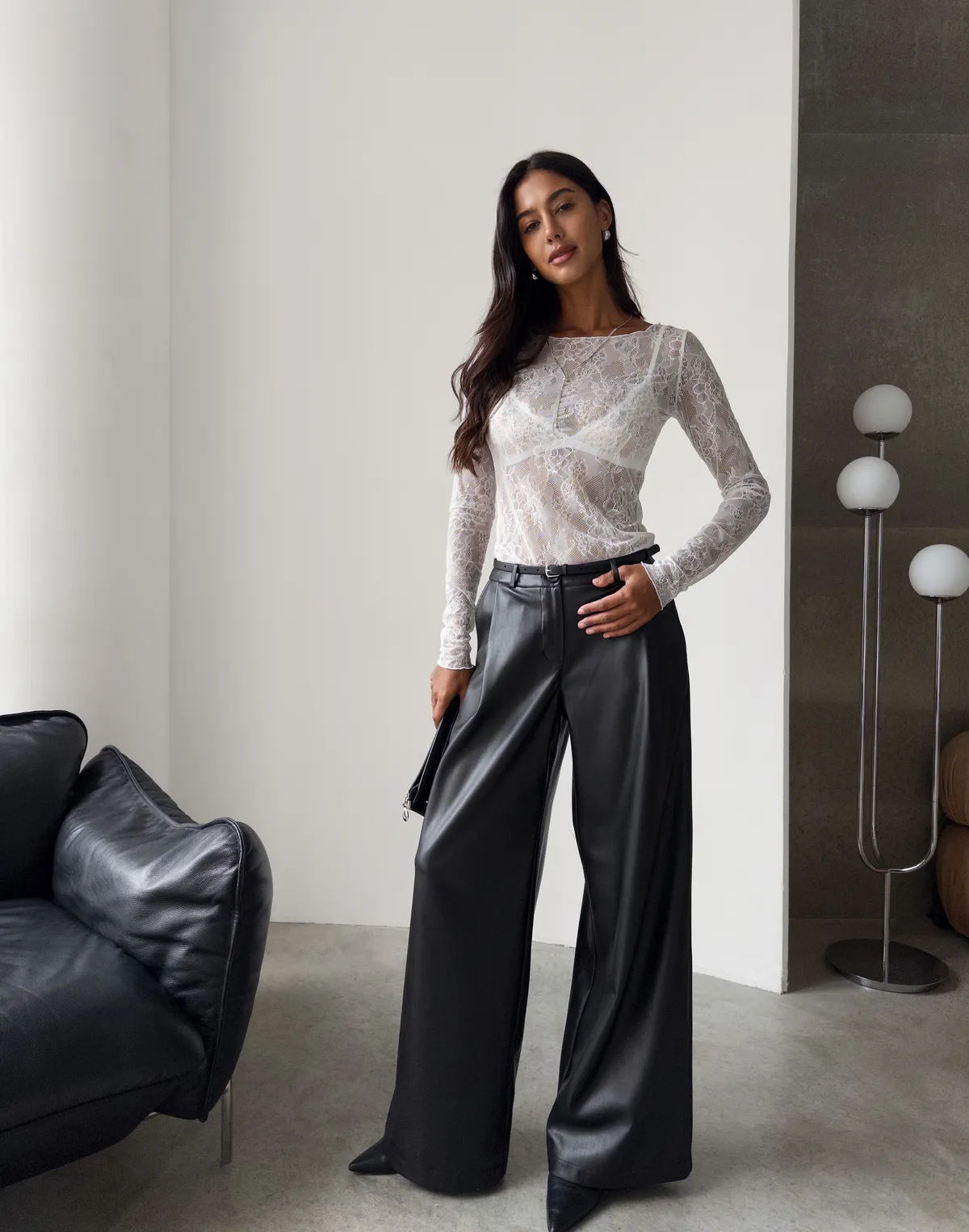 Spodnie z ekoskóry o luźnym kroju i średnim stanie, czarne - Фото 4