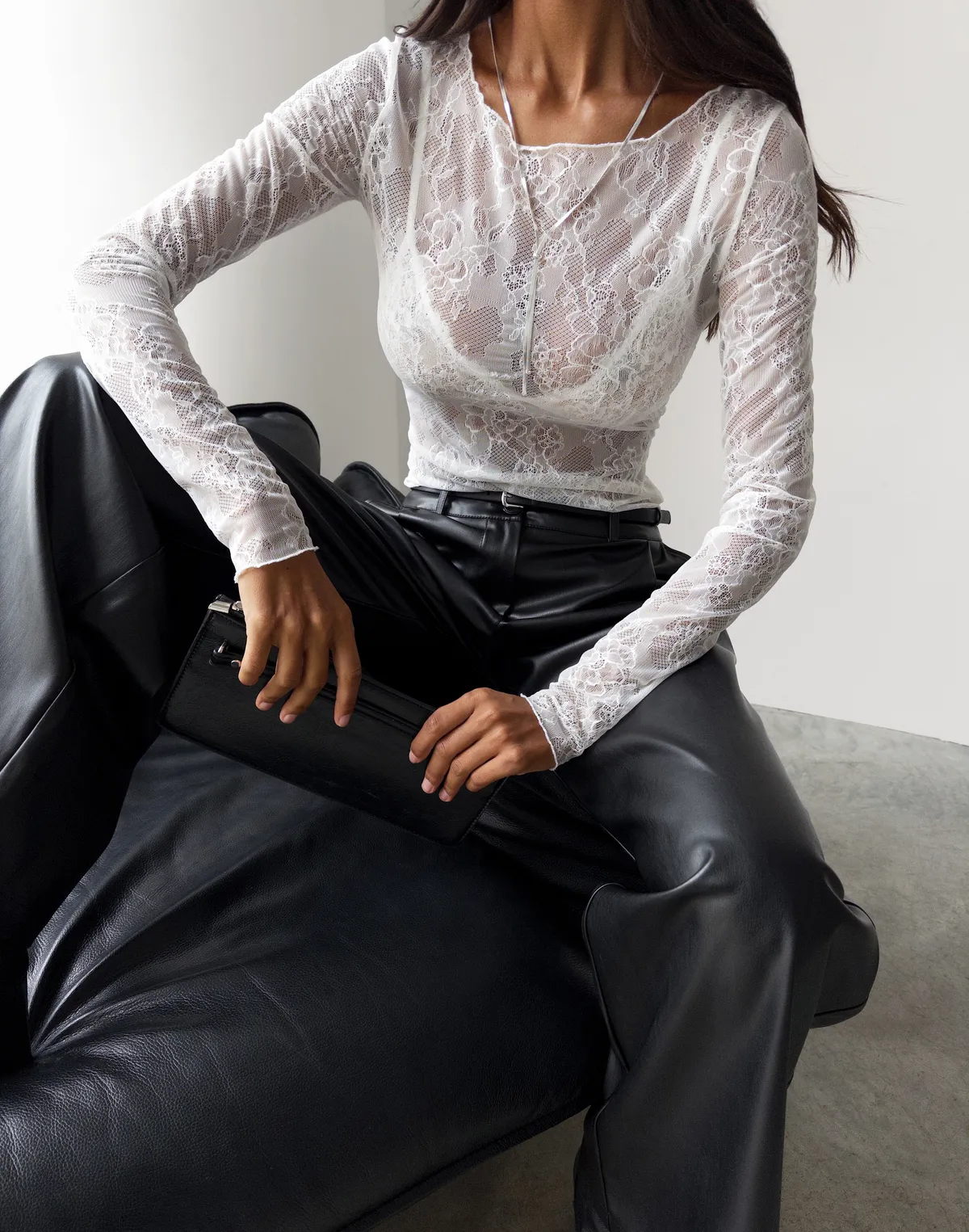 Spodnie z ekoskóry o luźnym kroju i średnim stanie, czarne - Фото 3