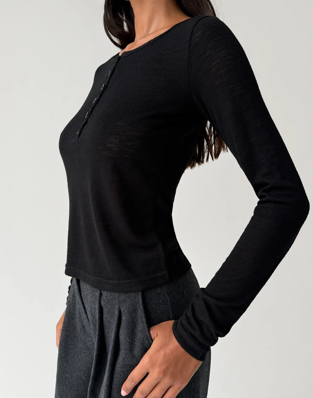 Напівпрозорий лонг на ґудзиках, чорний - Фото 6