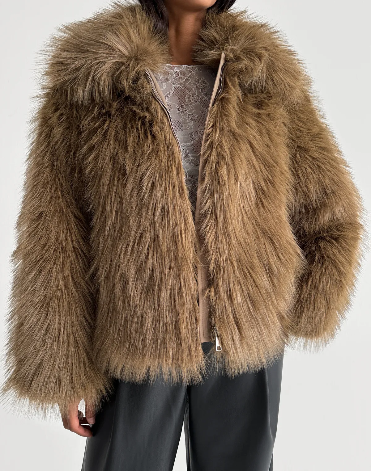 Шуба з еко хутра "як" з воротом-стійкою, коричнева - Фото 1