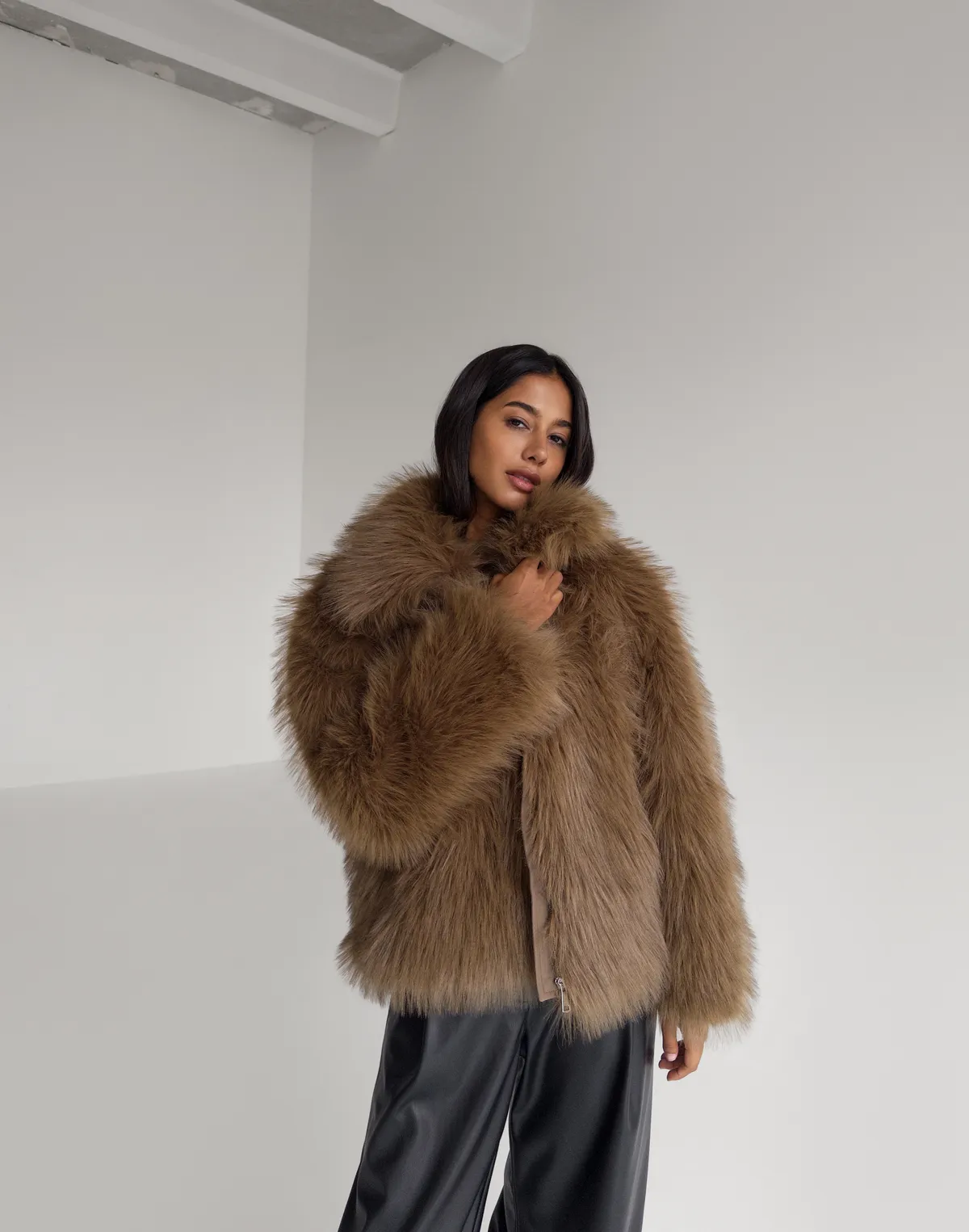 Шуба з еко хутра "як" з воротом-стійкою, коричнева - Фото 6