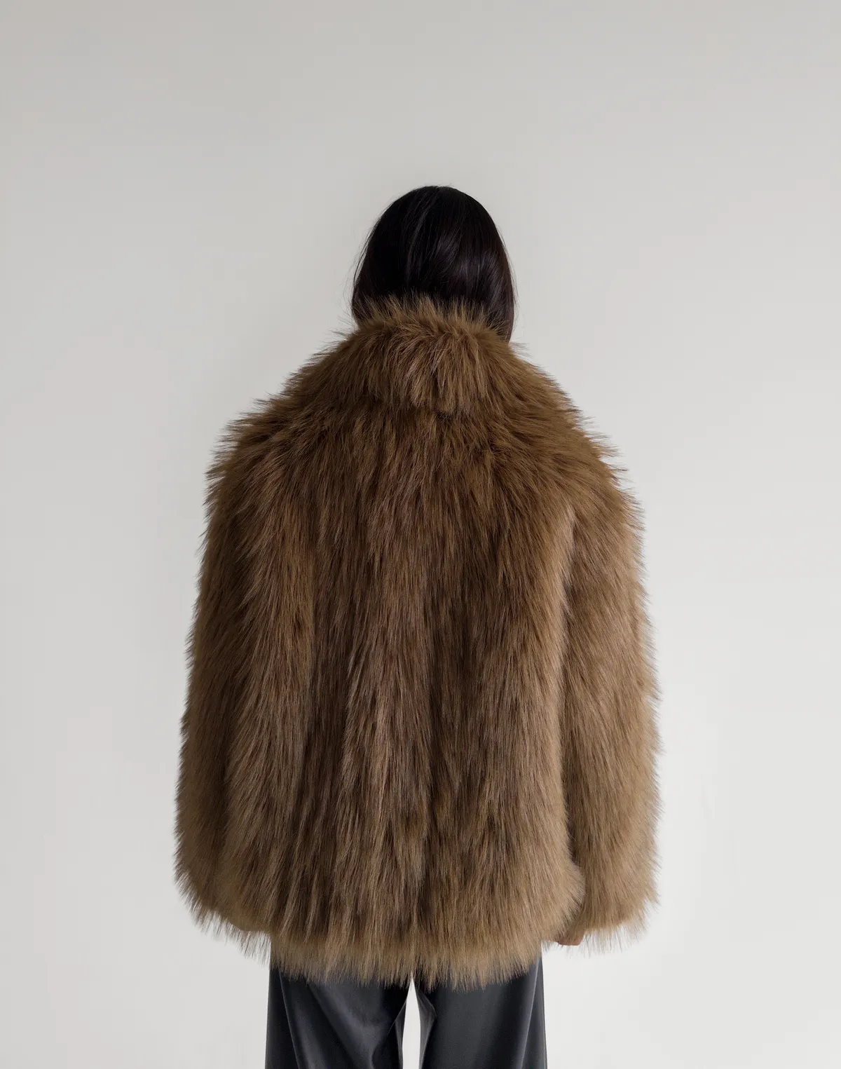 Шуба з еко хутра "як" з воротом-стійкою, коричнева - Фото 2