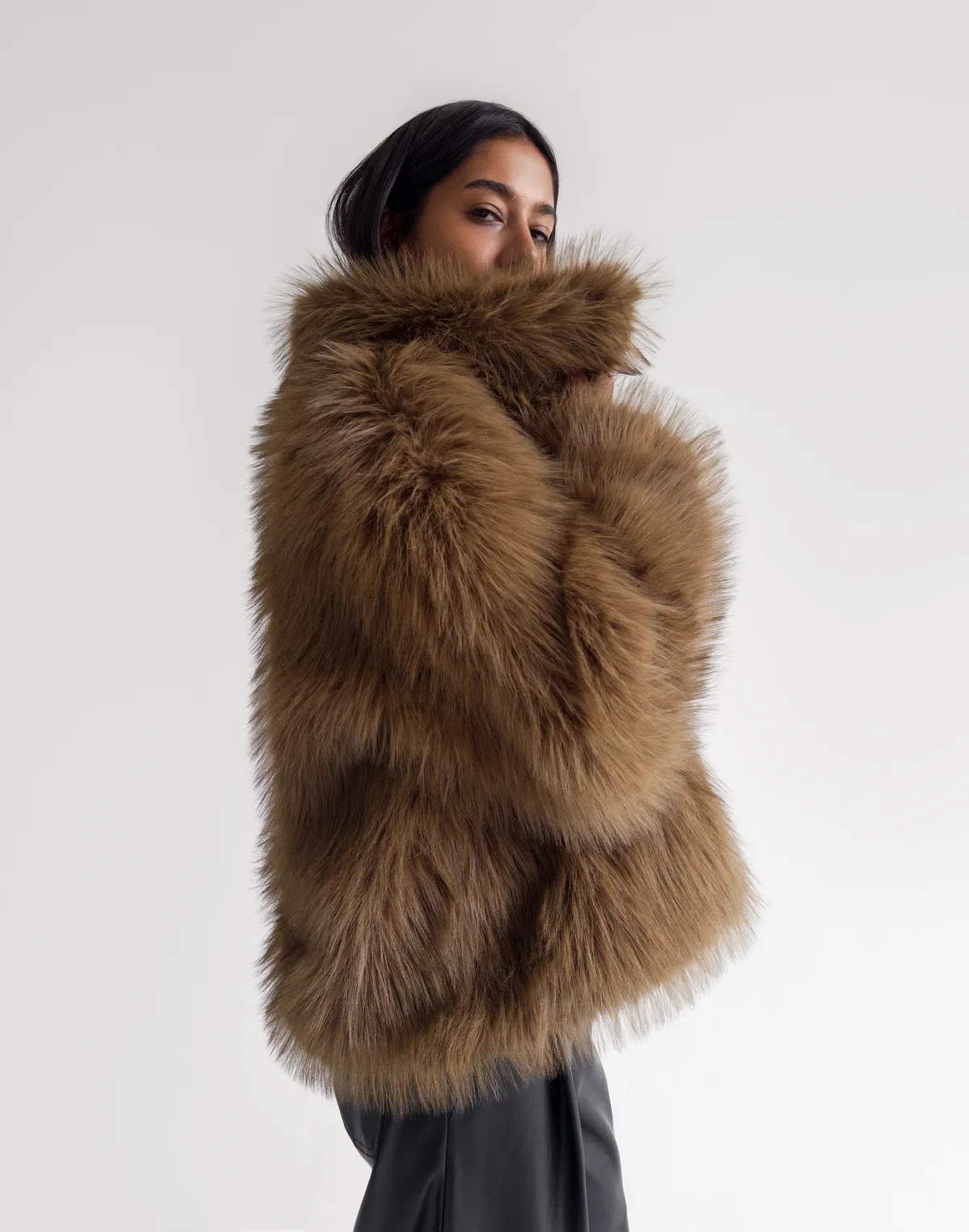 Шуба з еко хутра "як" з воротом-стійкою, коричнева - Фото 4