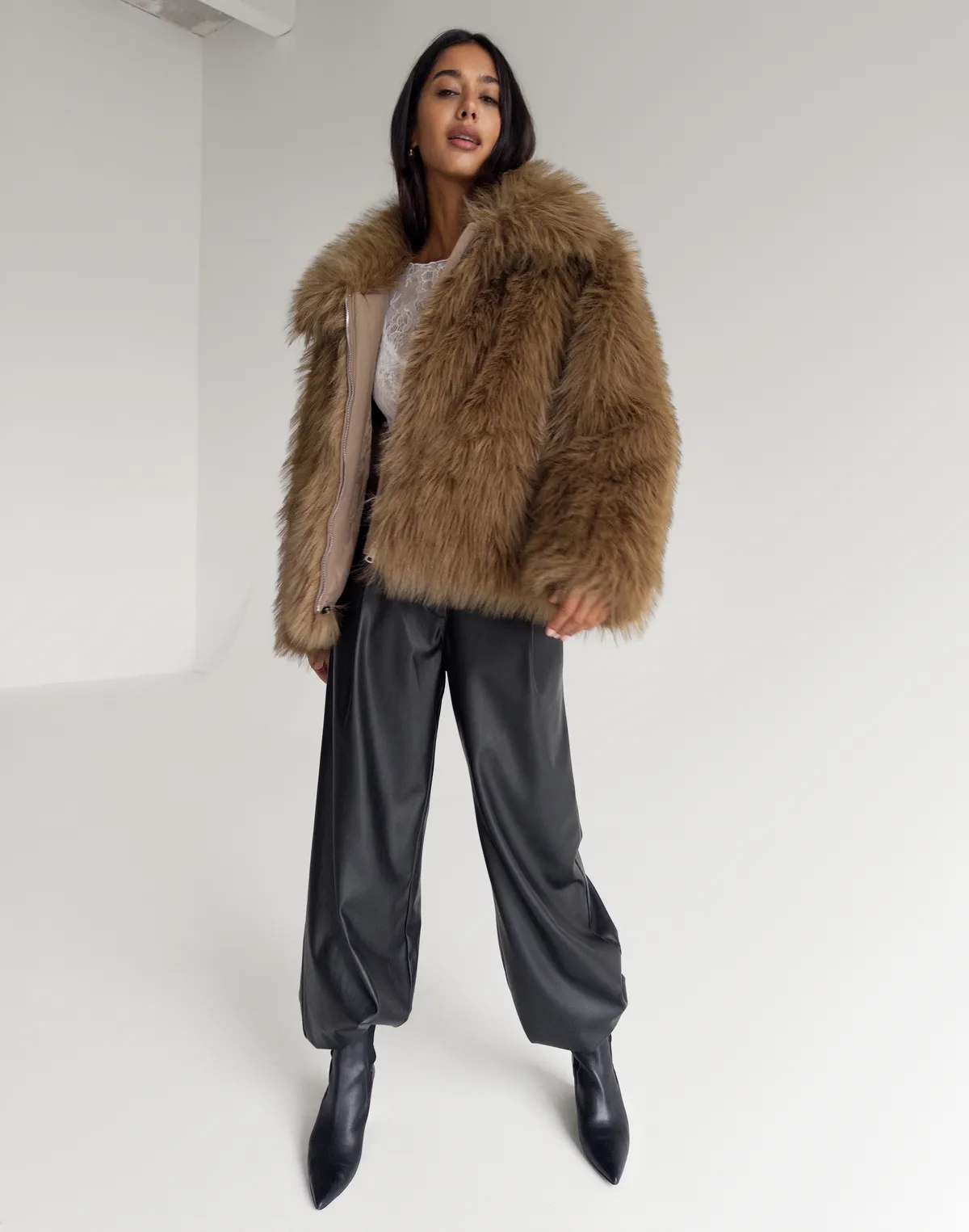 Шуба з еко хутра "як" з воротом-стійкою, коричнева - Фото 3