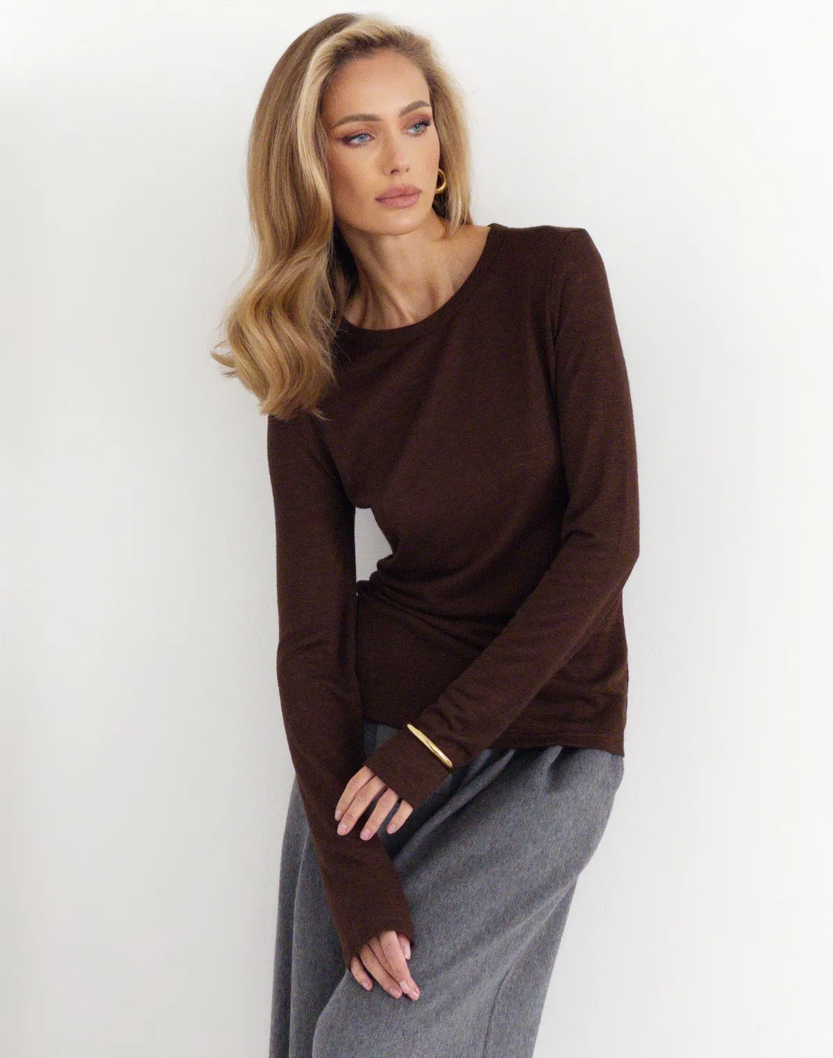 Dopasowany półprzezroczysty longsleeve, czekoladowy - Фото 5