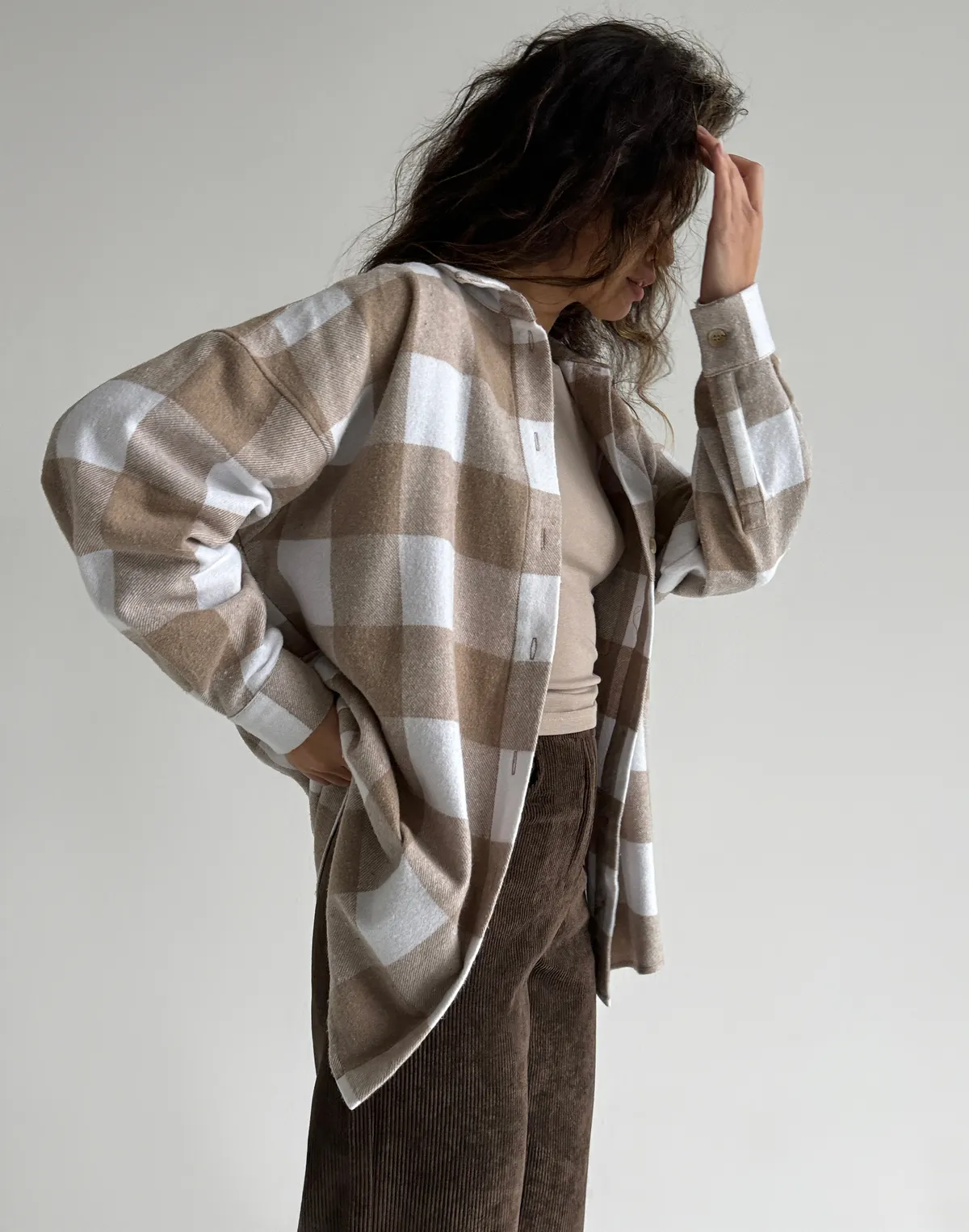 Ocieplana koszula w kratę, beżowo-biały - Фото 4