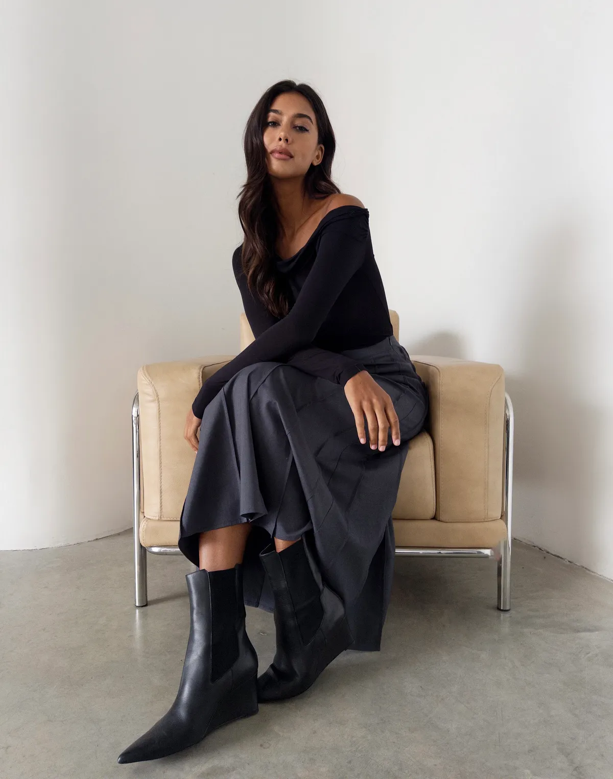 Спідниця максі у декоративну складку зі швами, сіра класична - Фото 7