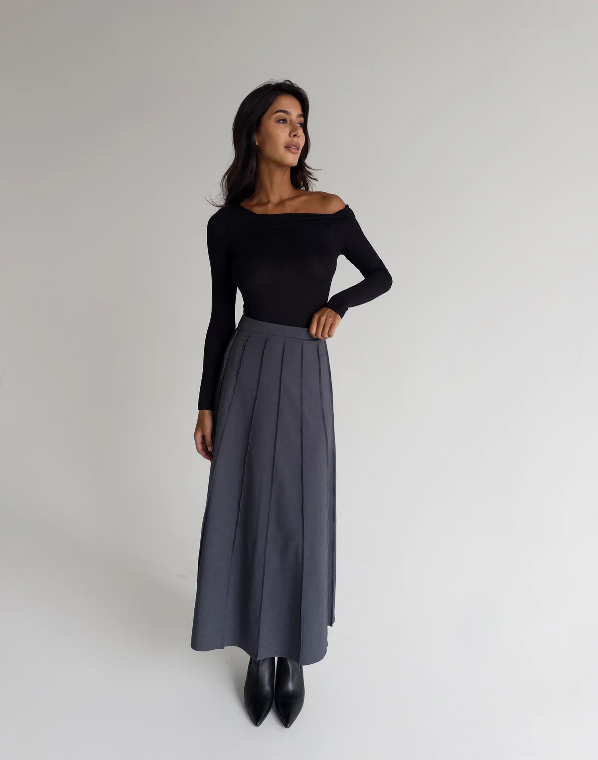 Спідниця максі у декоративну складку зі швами, сіра класична - Фото 6