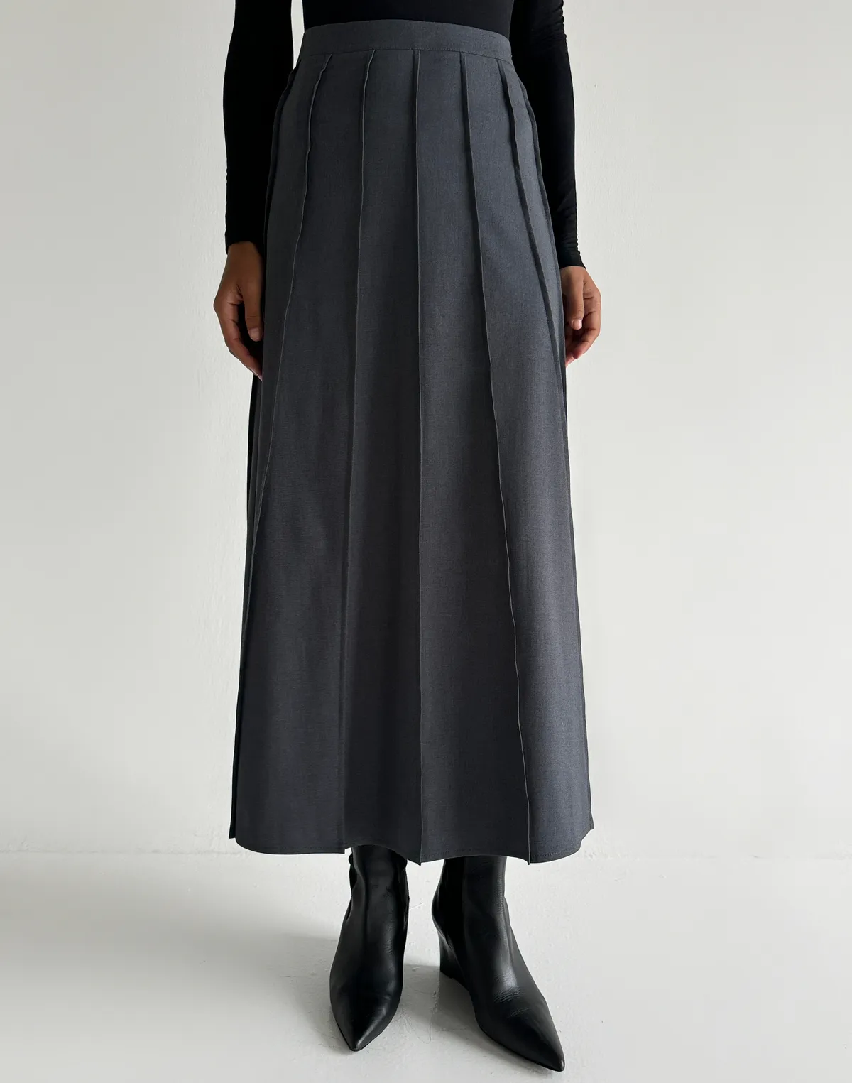 Спідниця максі у декоративну складку зі швами, сіра класична - Фото 1