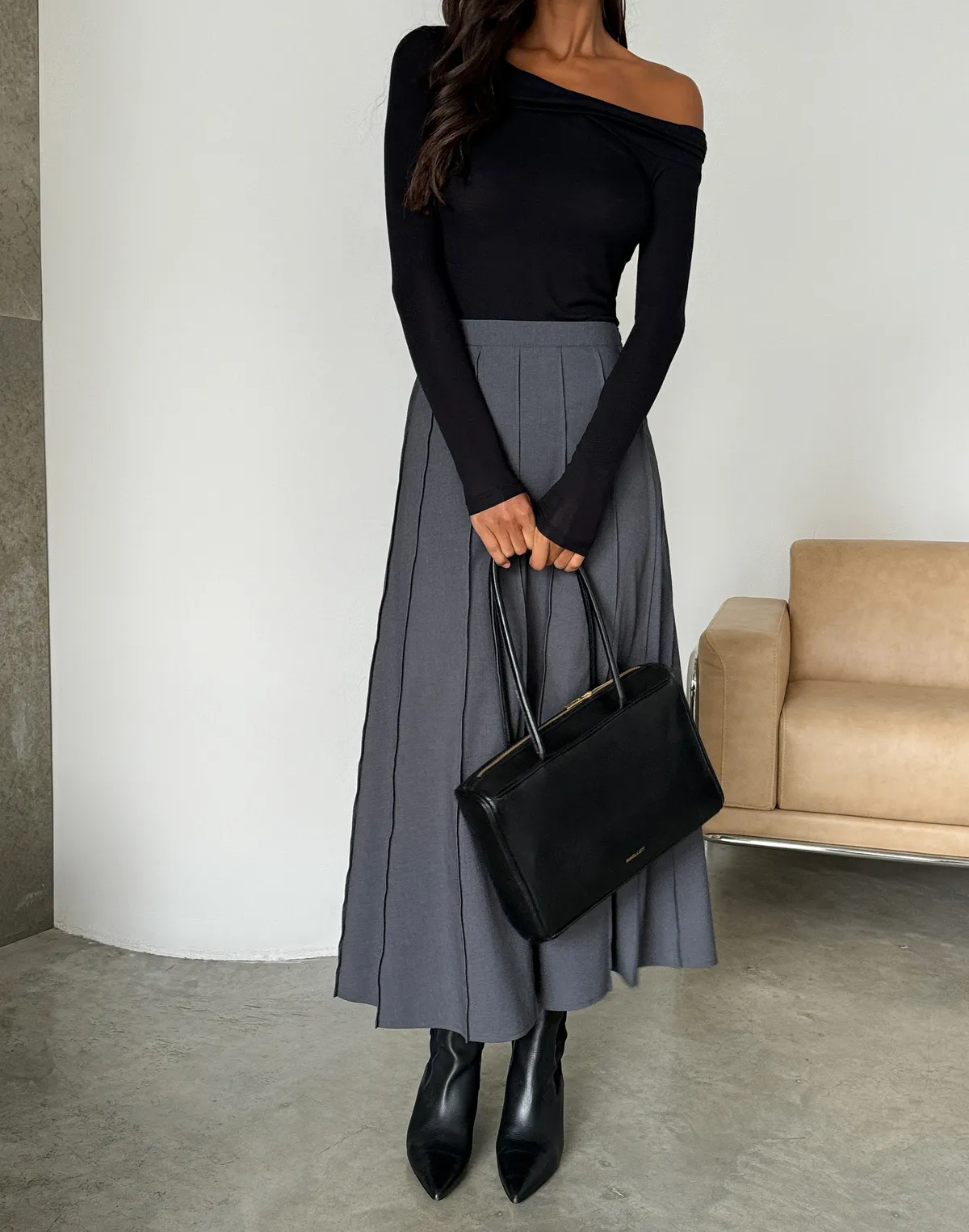 Спідниця максі у декоративну складку зі швами, сіра класична - Фото 4