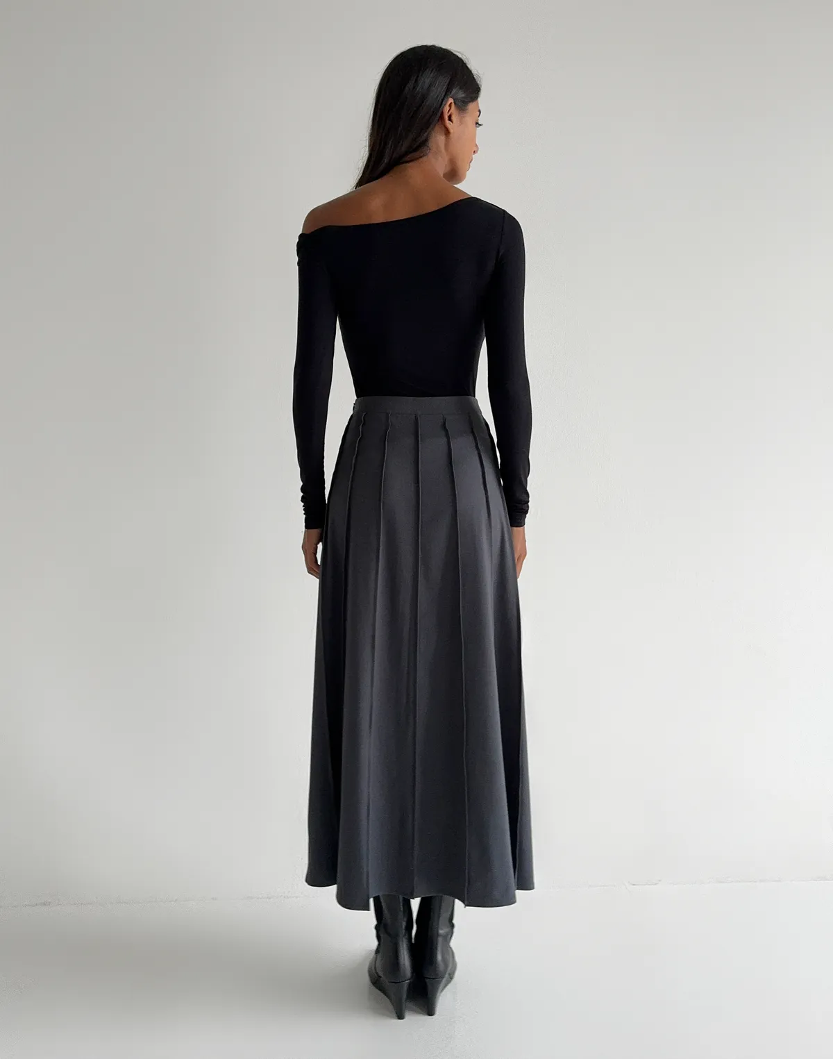 Спідниця максі у декоративну складку зі швами, сіра класична - Фото 2