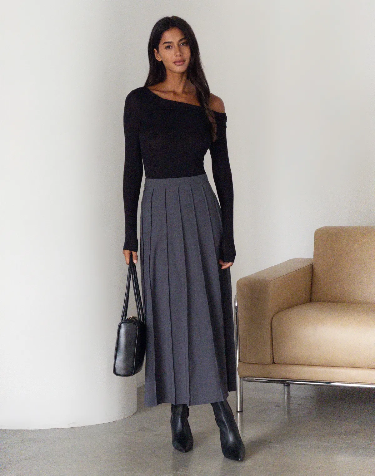 Спідниця максі у декоративну складку зі швами, сіра класична - Фото 3