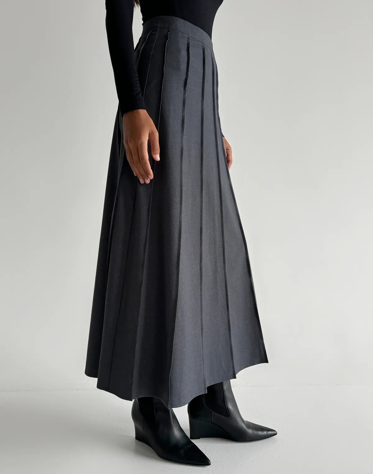 Спідниця максі у декоративну складку зі швами, сіра класична - Фото 8