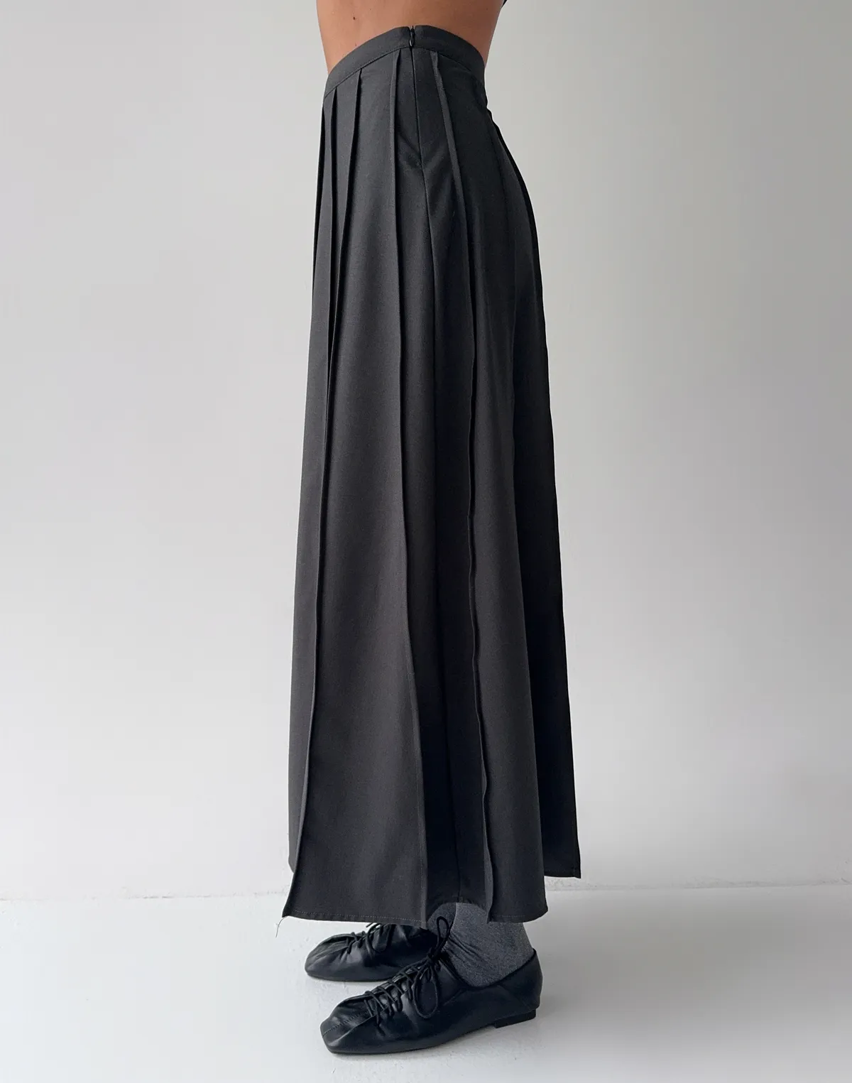 Спідниця максі у декоративну складку зі швами, темно сіра - Фото 6