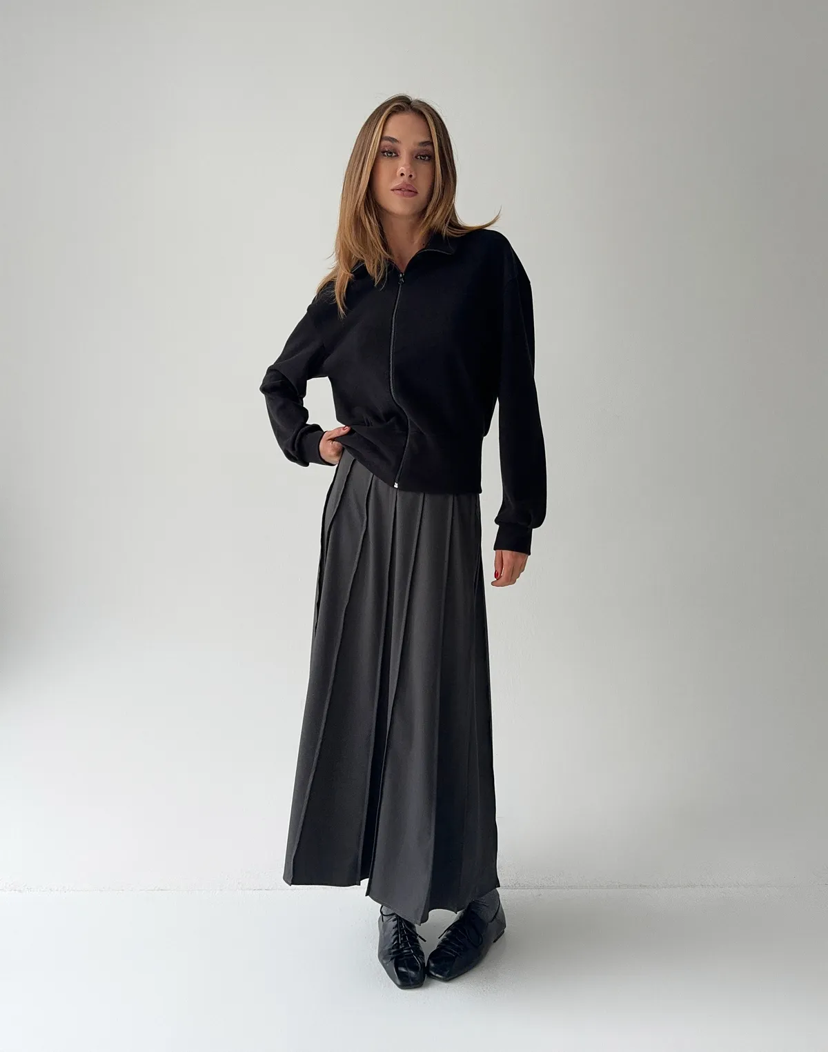 Спідниця максі у декоративну складку зі швами, темно сіра - Фото 5