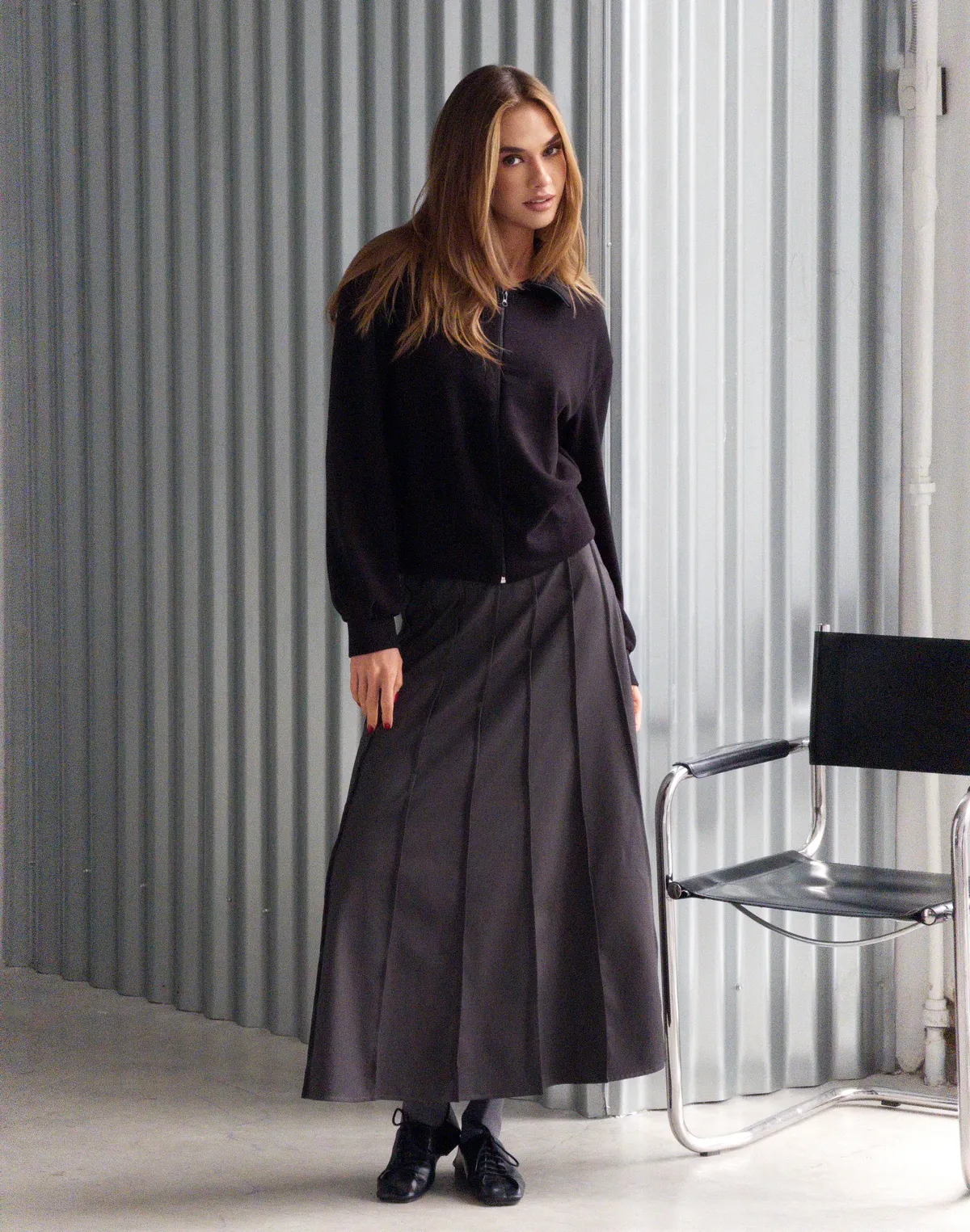 Спідниця максі у декоративну складку зі швами, темно сіра - Фото 4