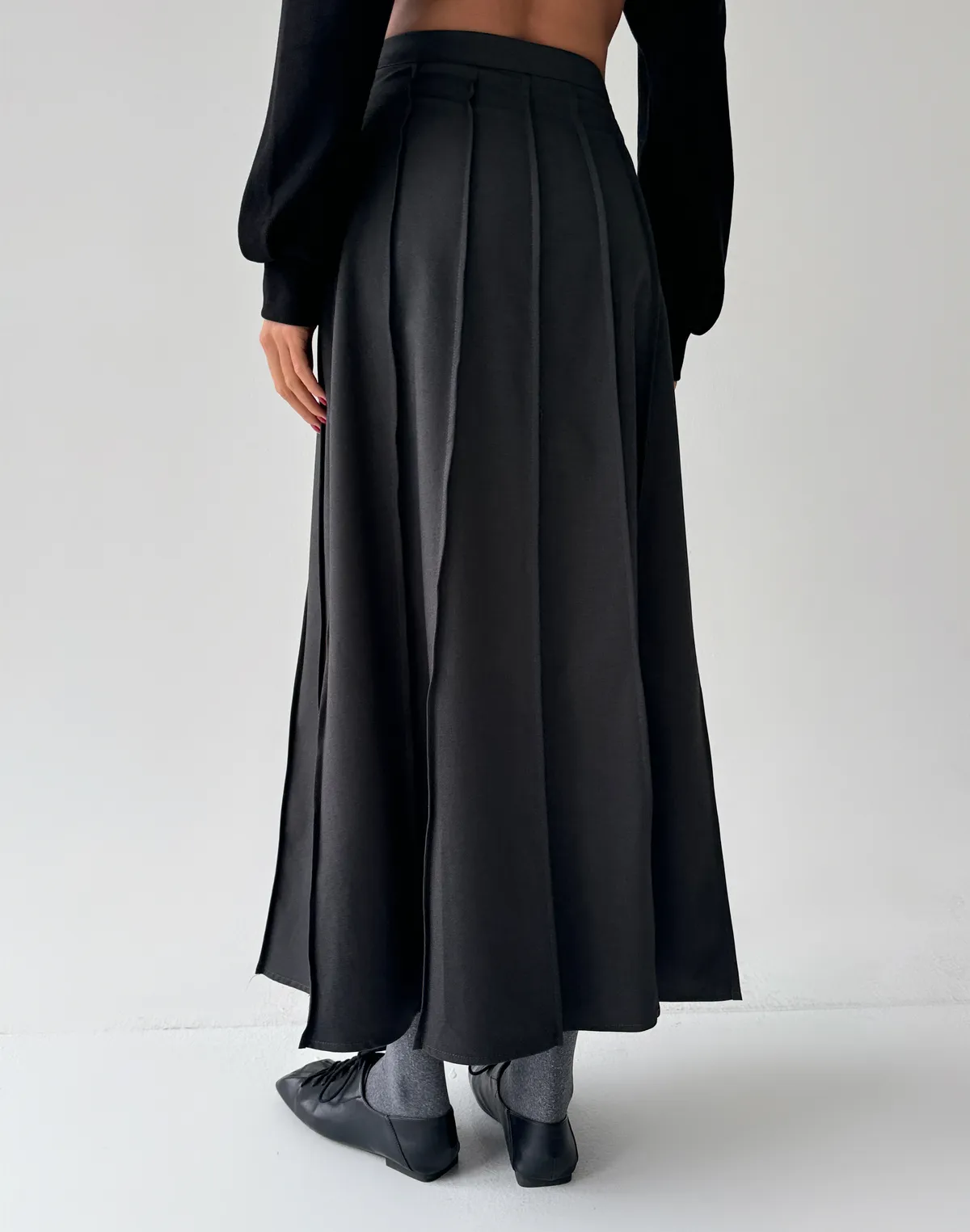 Спідниця максі у декоративну складку зі швами, темно сіра - Фото 2