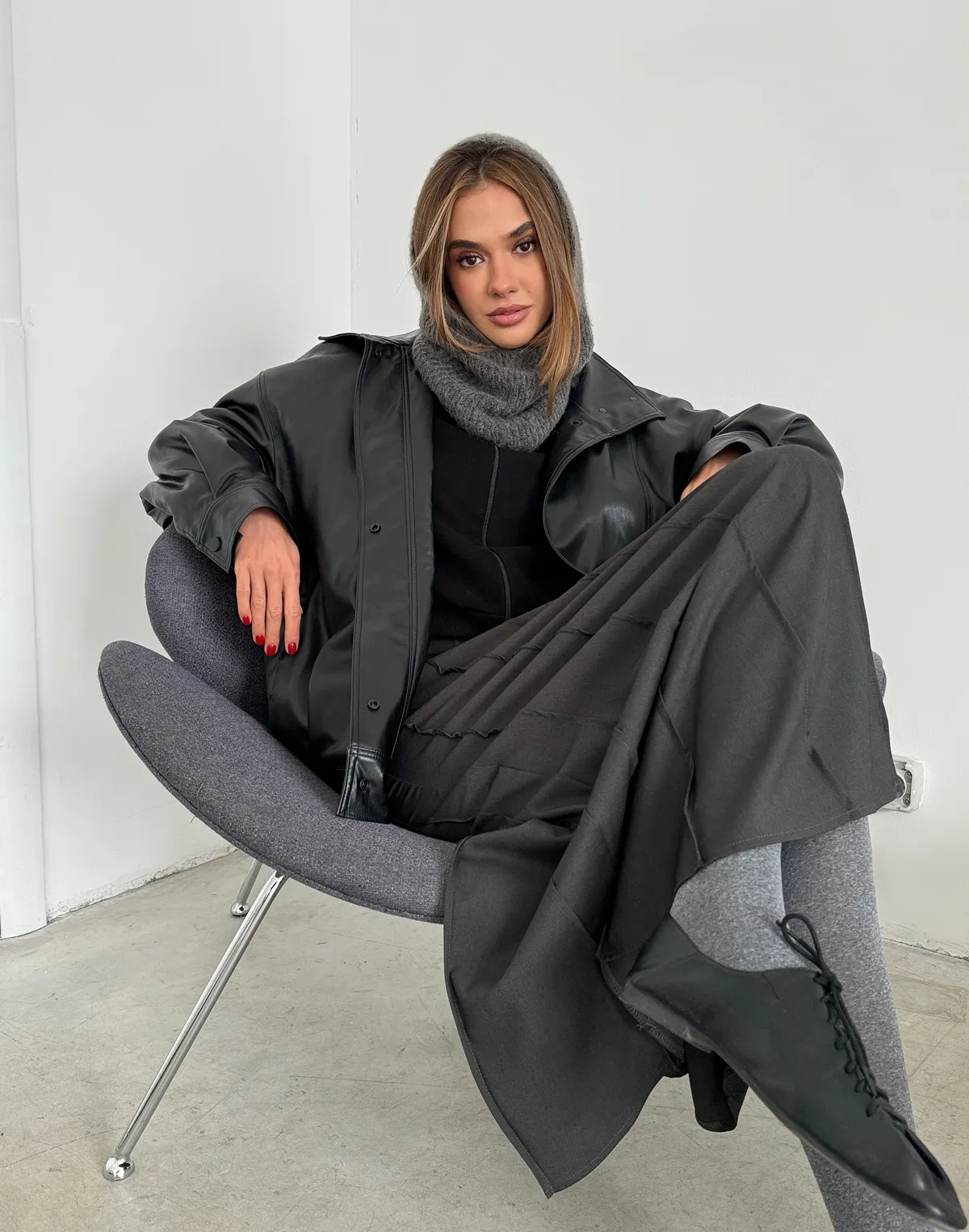 Спідниця максі у декоративну складку зі швами, темно сіра - Фото 7