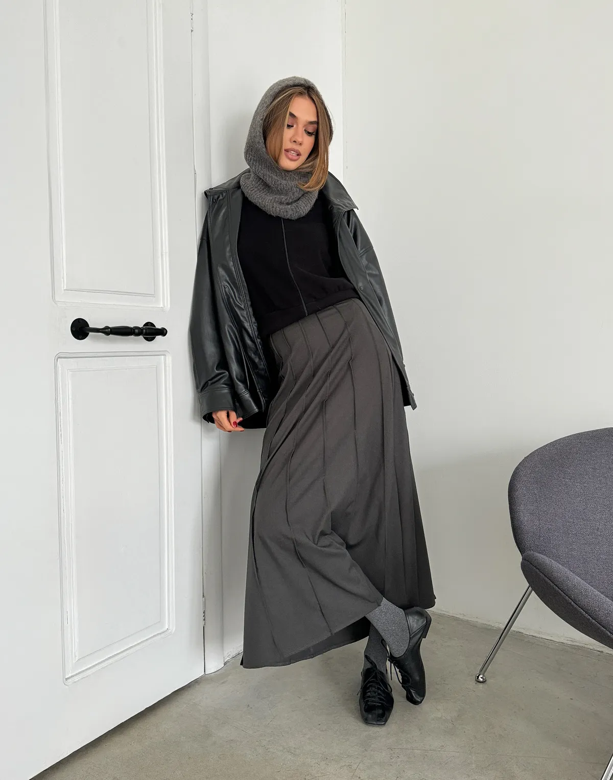 Спідниця максі у декоративну складку зі швами, темно сіра - Фото 3