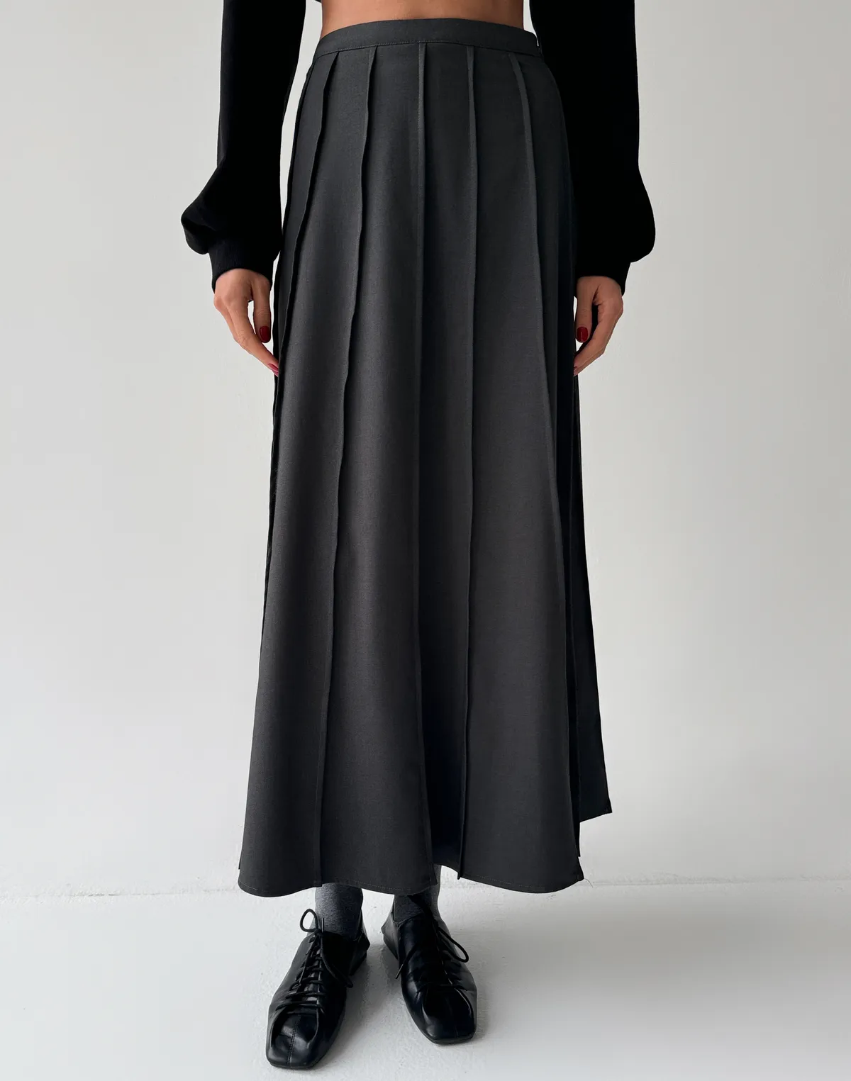 Спідниця максі у декоративну складку зі швами, темно сіра - Фото 1