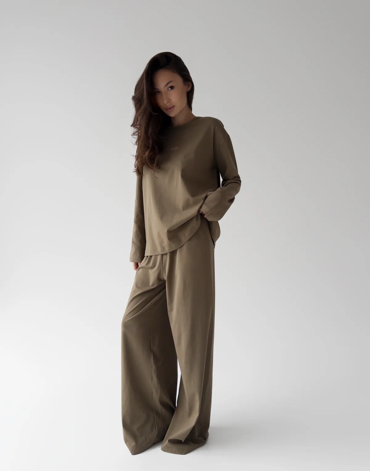 Комплект піжамний з ніжної бавовняної тканини лонгслів та штани, коричневі - Фото 1