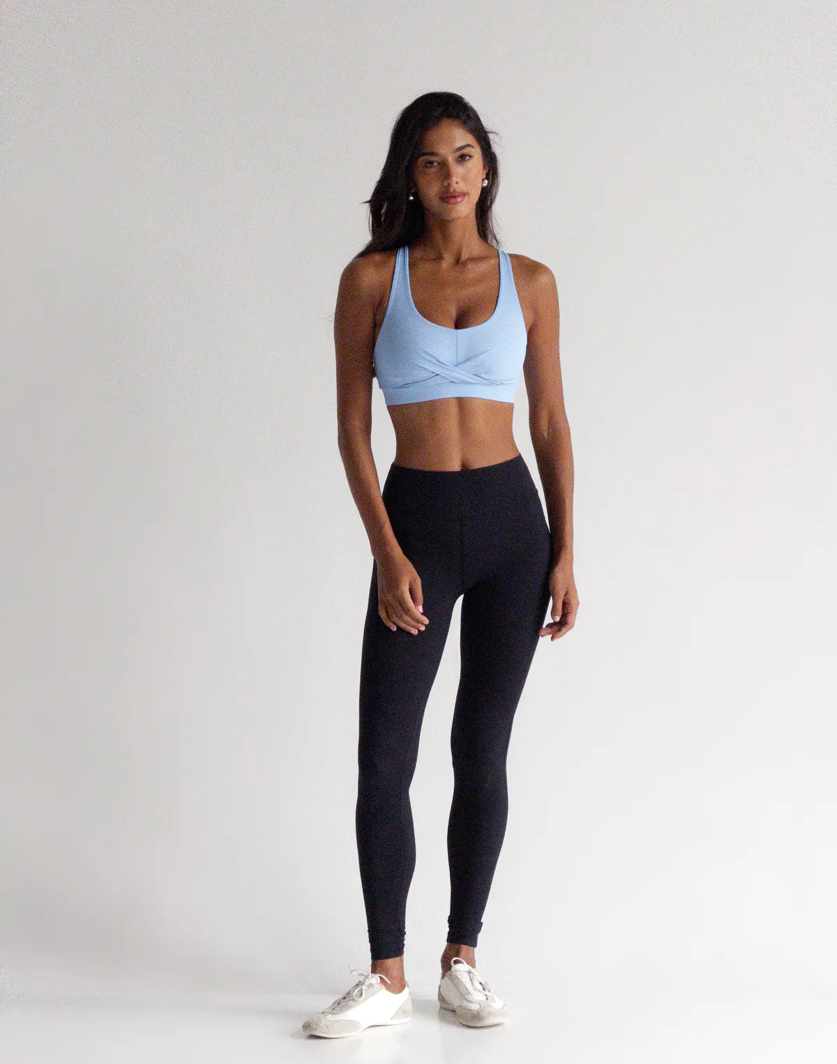 Топ спортвний у рубчик з двома ярусами бретелей на спині, блакитний - Фото 3