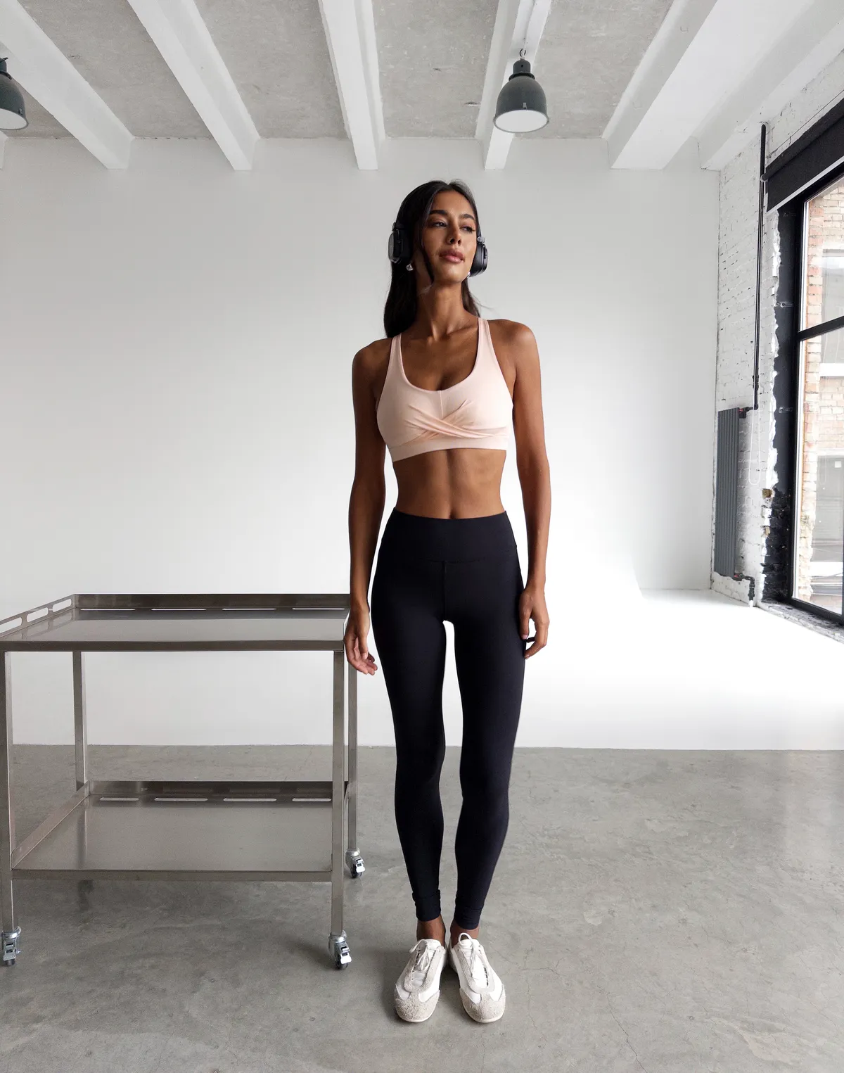 Топ спортвний у рубчик з двома ярусами бретелей на спині, пастельно-персиковий - Фото 8