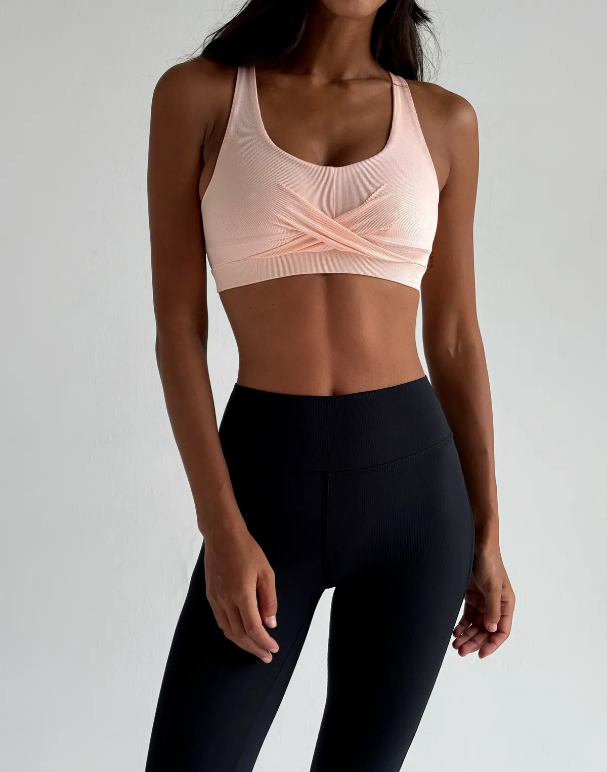 Топ спортвний у рубчик з двома ярусами бретелей на спині, пастельно-персиковий - Фото 1