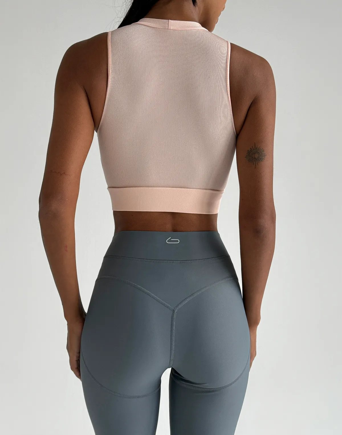 Топ спортивний на блискавці у рубчик, пастельно-персиковий - Фото 2