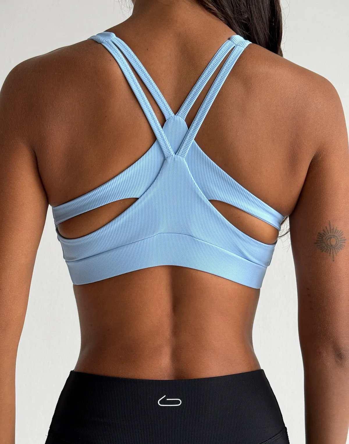 Топ спортвний у рубчик з двома ярусами бретелей на спині, блакитний - Фото 2