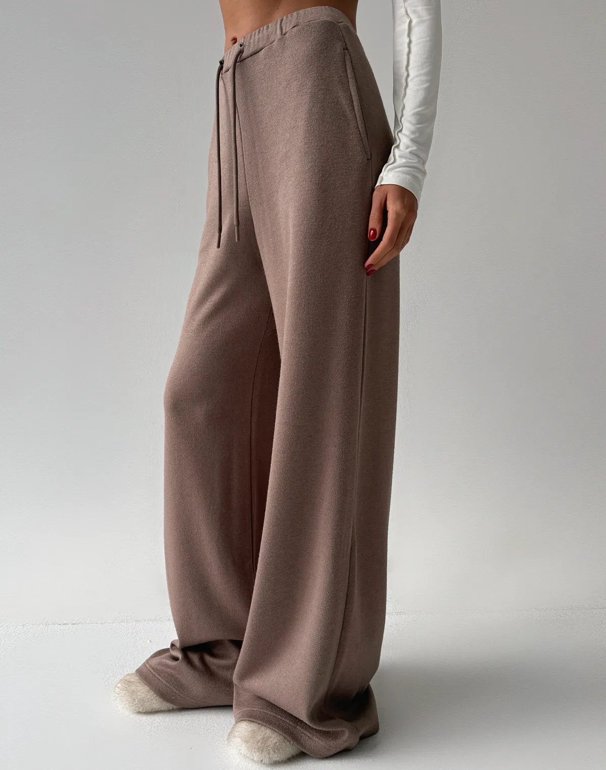 Прямі штани вільного крою зі шнурком з ефектом ангори, капучіно - Фото 7