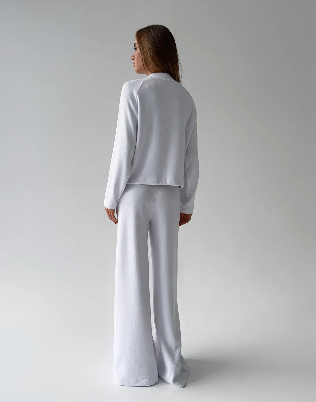 Комплект з ефектом ангори бомбер та прямі штани вільного крою зі шнурком, білі - Фото 2