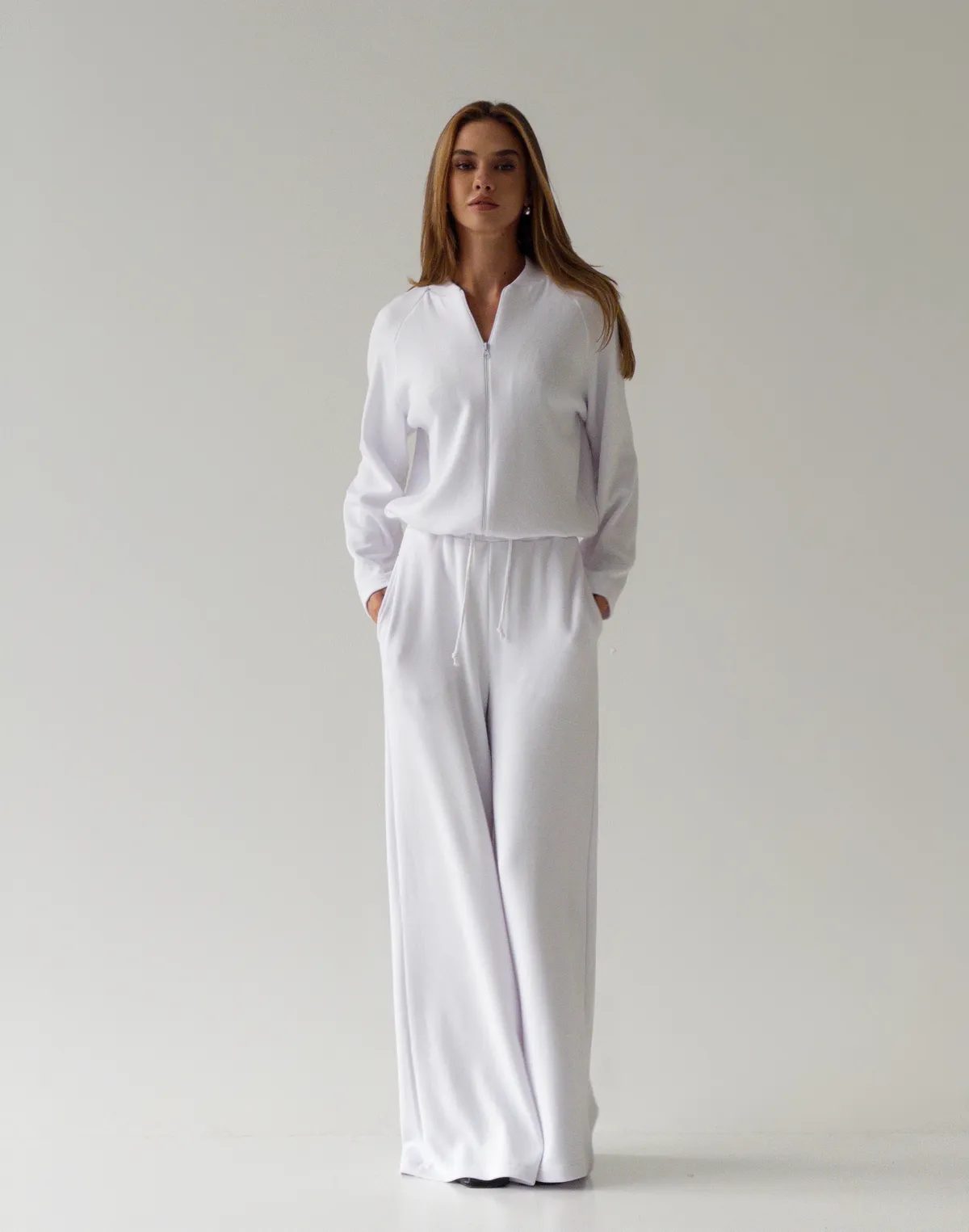 Прямі штани вільного крою зі шнурком з ефектом ангори, білі - Фото 7