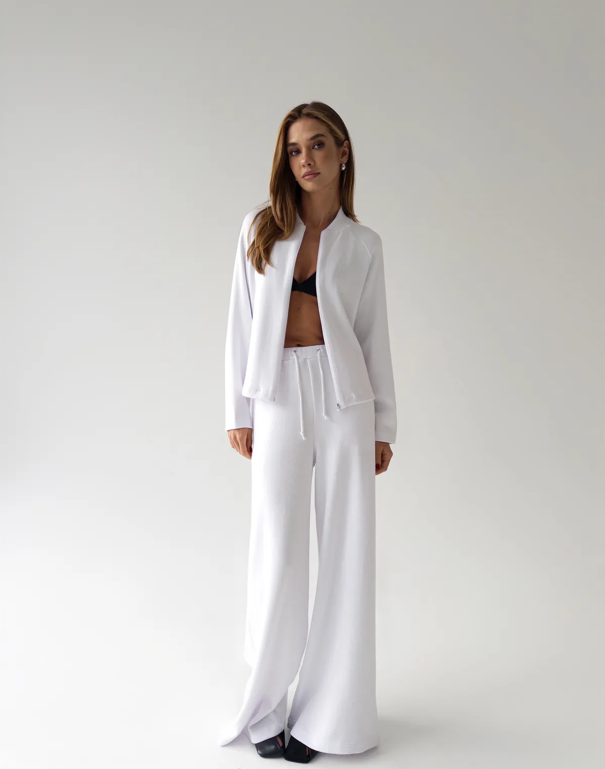 Комплект з ефектом ангори бомбер та прямі штани вільного крою зі шнурком, білі - Фото 6