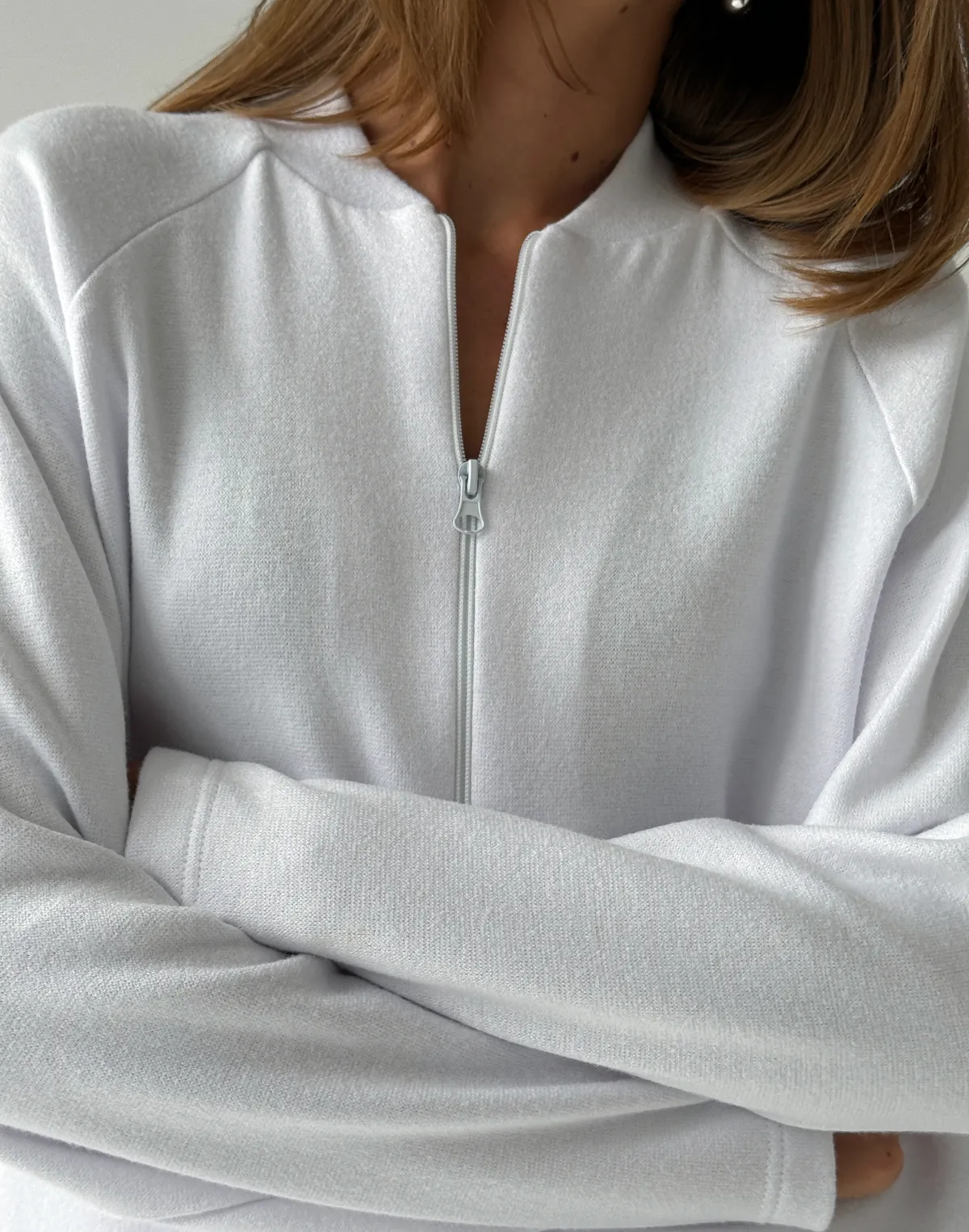 Бомбер з ефектом ангори, білий - Фото 7