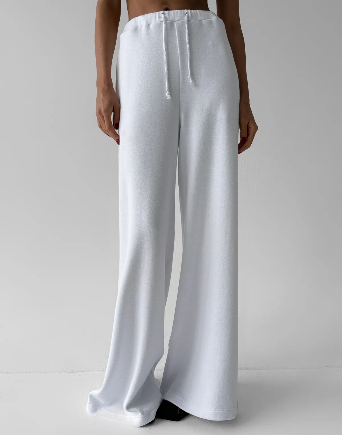 Прямі штани вільного крою зі шнурком з ефектом ангори, білі - Фото 1