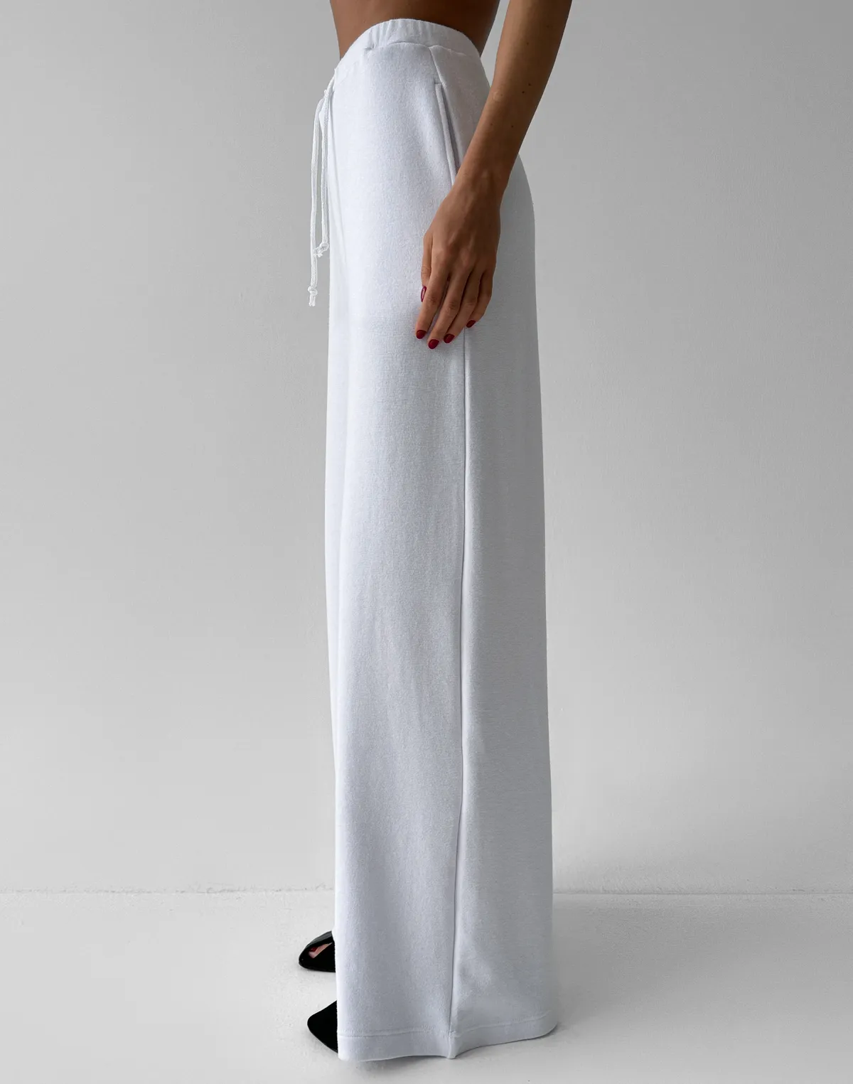 Прямі штани вільного крою зі шнурком з ефектом ангори, білі - Фото 6