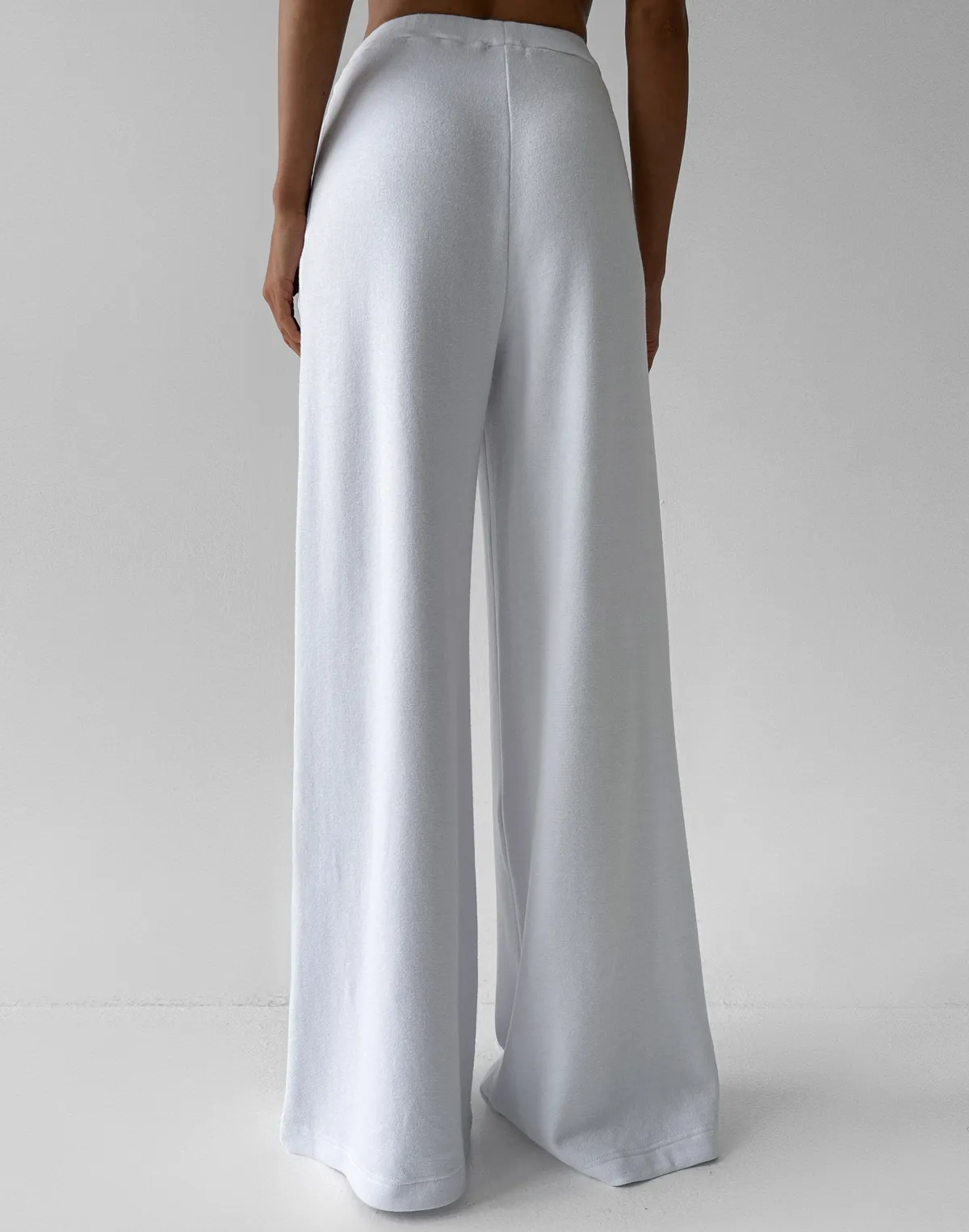 Прямі штани вільного крою зі шнурком з ефектом ангори, білі - Фото 2