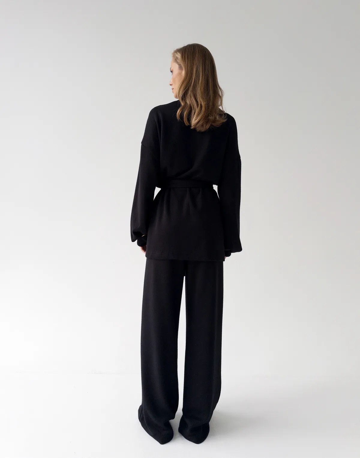 Комплект з тканини з імітацією ангори кофта-кімоно та штани прямого крою, чорні - Фото 2