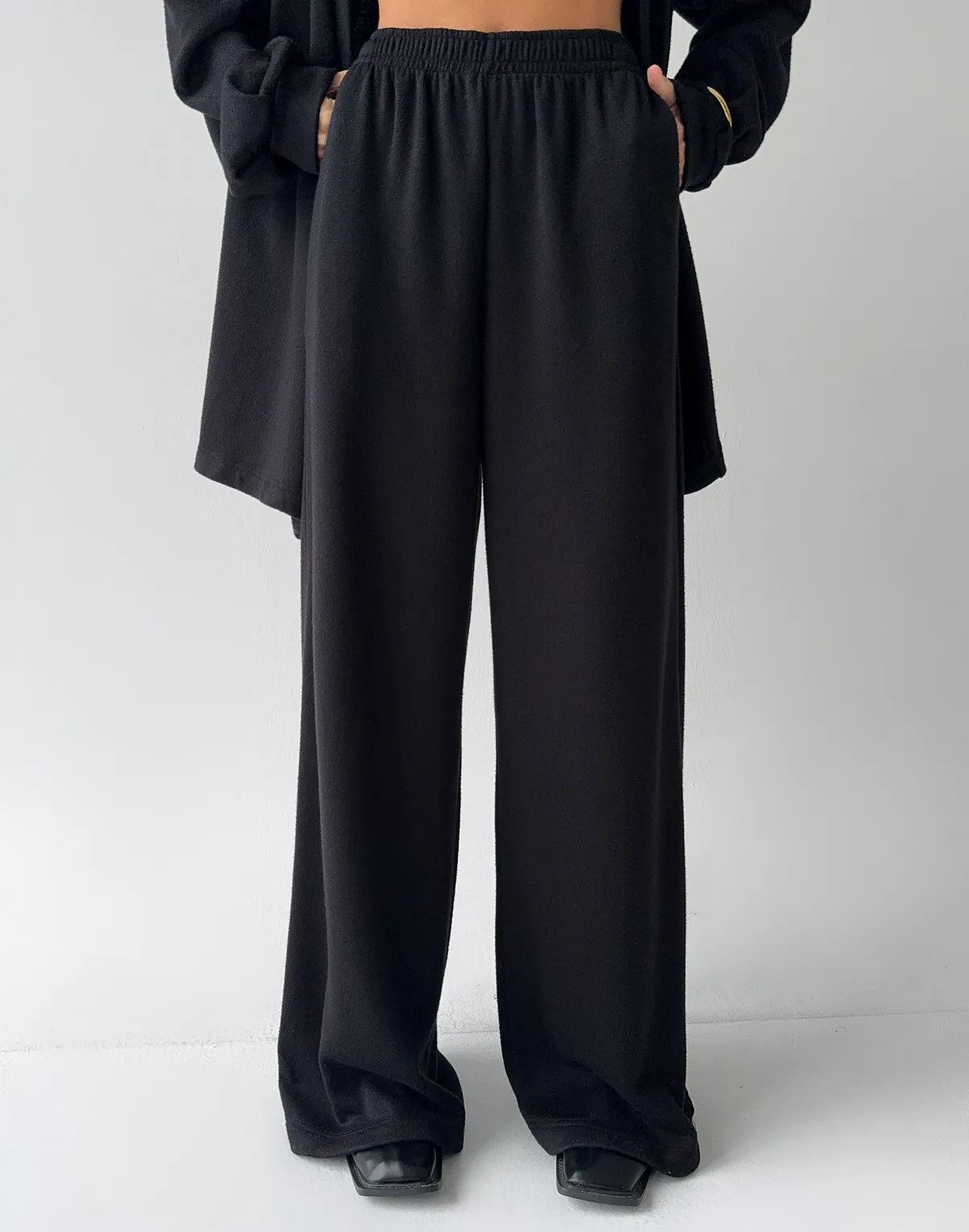 Штани прямого крою з тканини з імітацією ангори, чорні - Фото 1