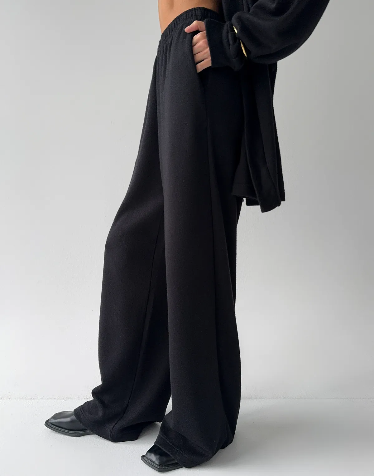 Штани прямого крою з тканини з імітацією ангори, чорні - Фото 5