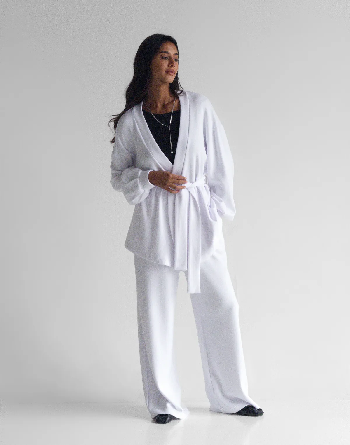 Комплект з тканини з імітацією ангори кофта-кімоно та штани прямого крою, білі - Фото 6