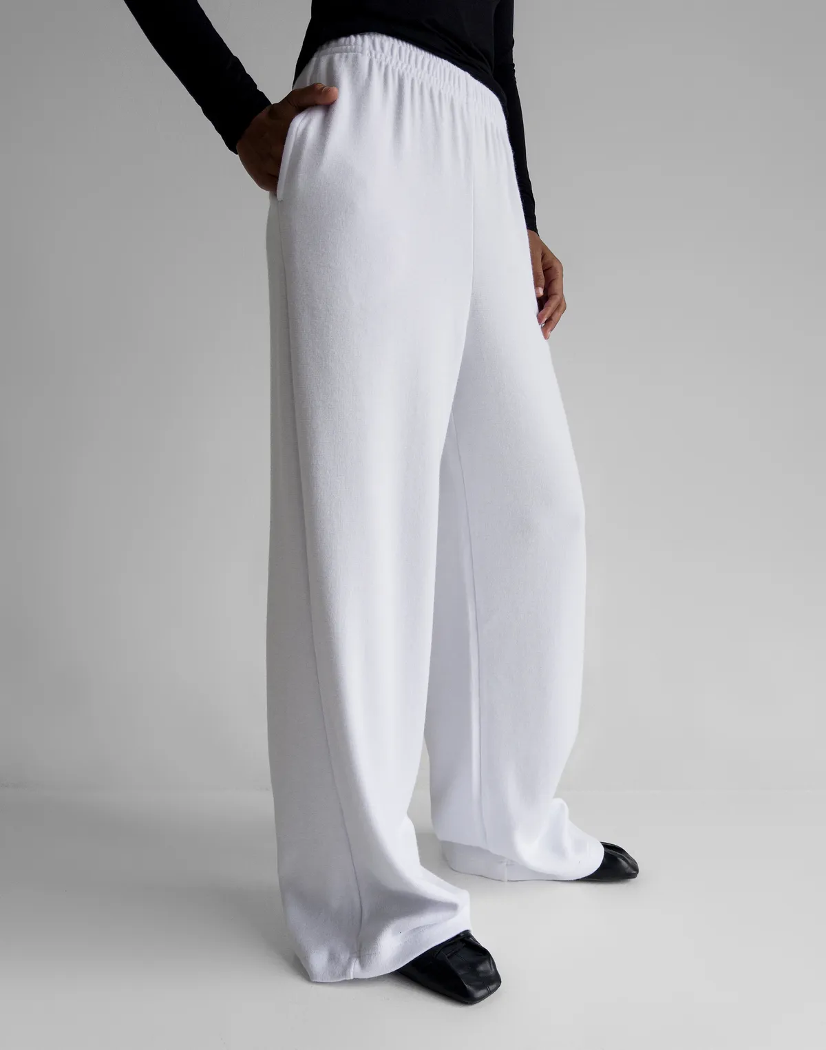 Штани прямого крою з тканини з імітацією ангори, білі - Фото 6