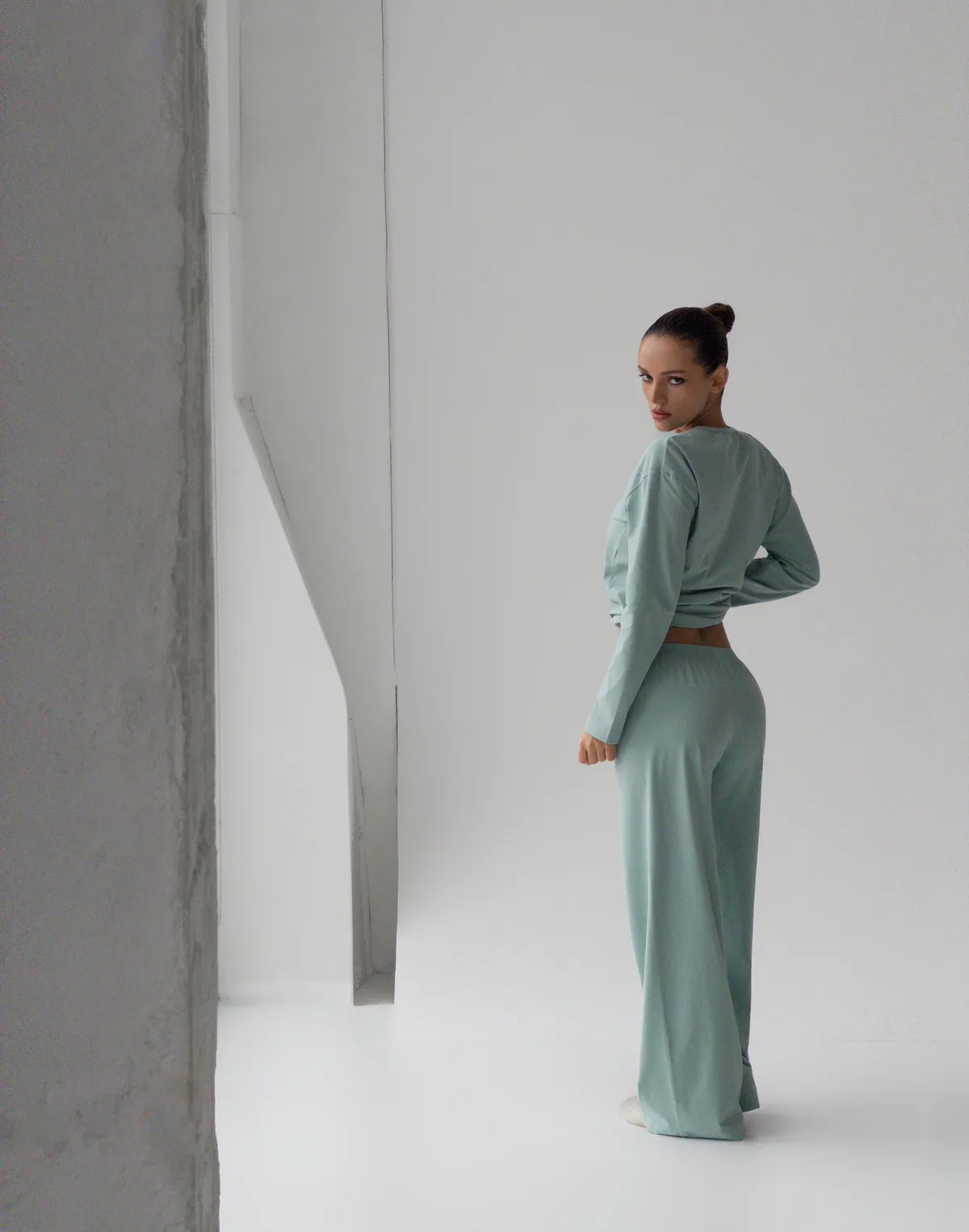 Комплект піжамний з ніжної бавовняної тканини лонгслів та штани, ментолові - Фото 2