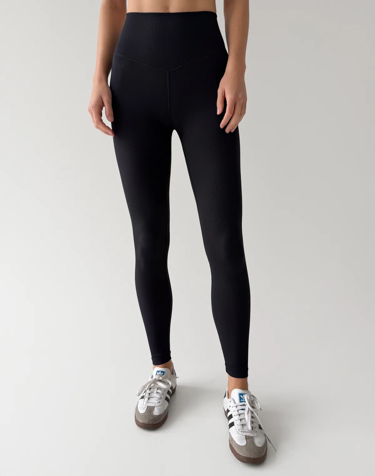 Лосини у рубчик з високою посадкою та V-образним поясом позаду, чорні - Фото 1