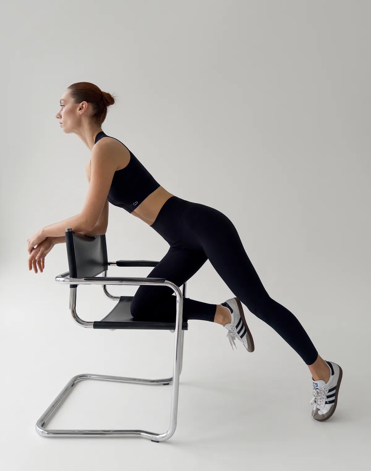 Лосини у рубчик з високою посадкою та V-образним поясом позаду, чорні - Фото 7