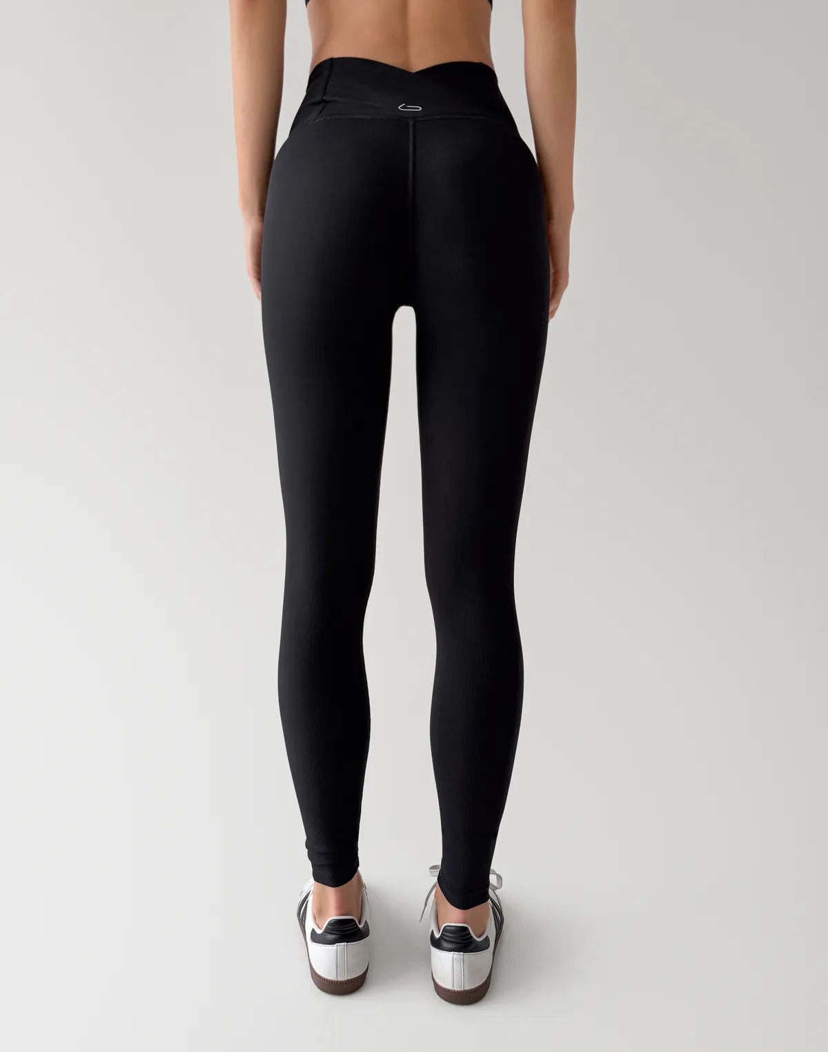 Лосини у рубчик з високою посадкою та V-образним поясом позаду, чорні - Фото 2