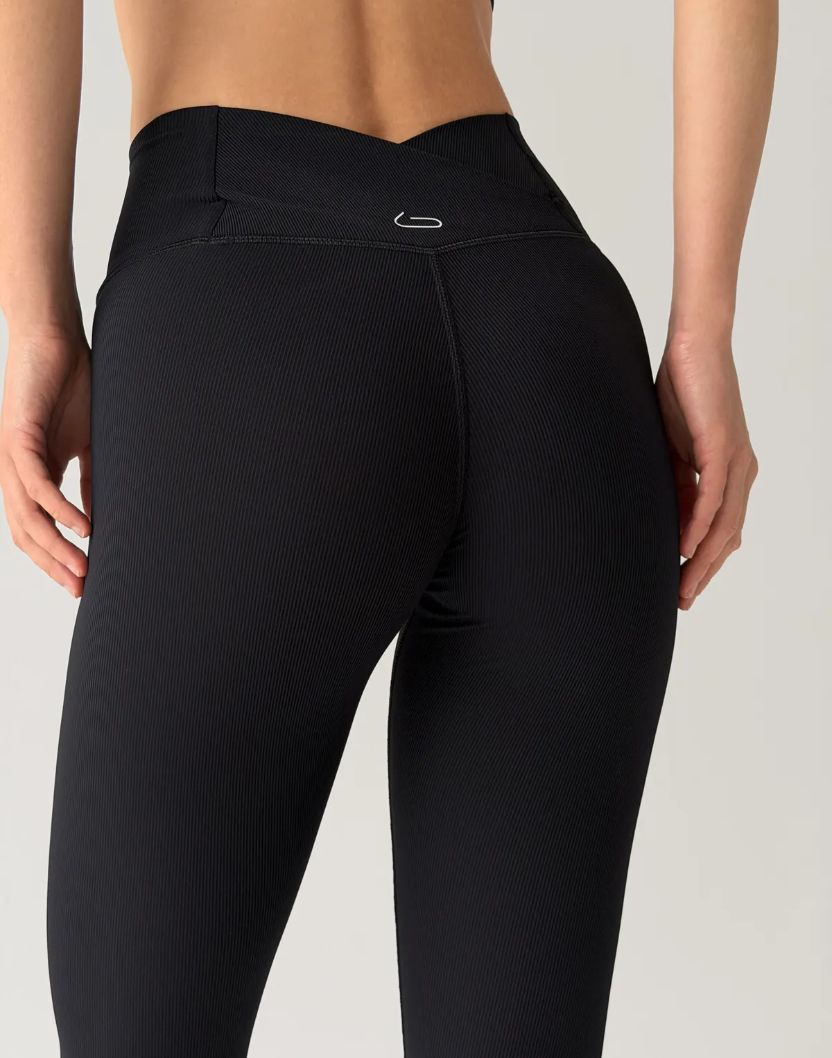 Лосини у рубчик з високою посадкою та V-образним поясом позаду, чорні - Фото 5