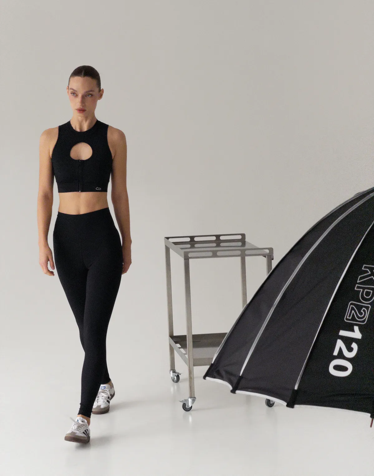 Лосини у рубчик з високою посадкою та V-образним поясом позаду, чорні - Фото 4