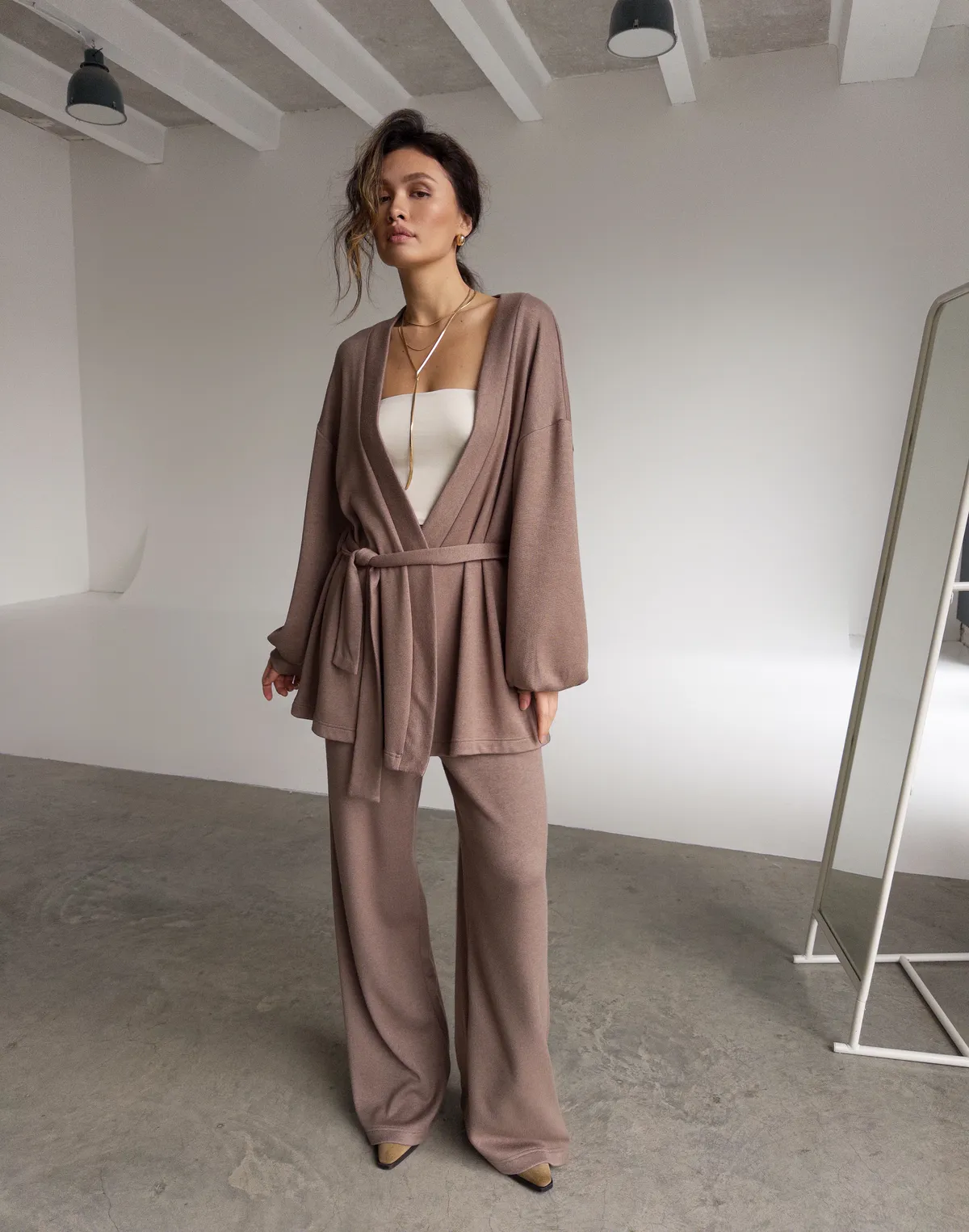 Штани прямого крою з тканини з імітацією ангори, капучіно - Фото 5